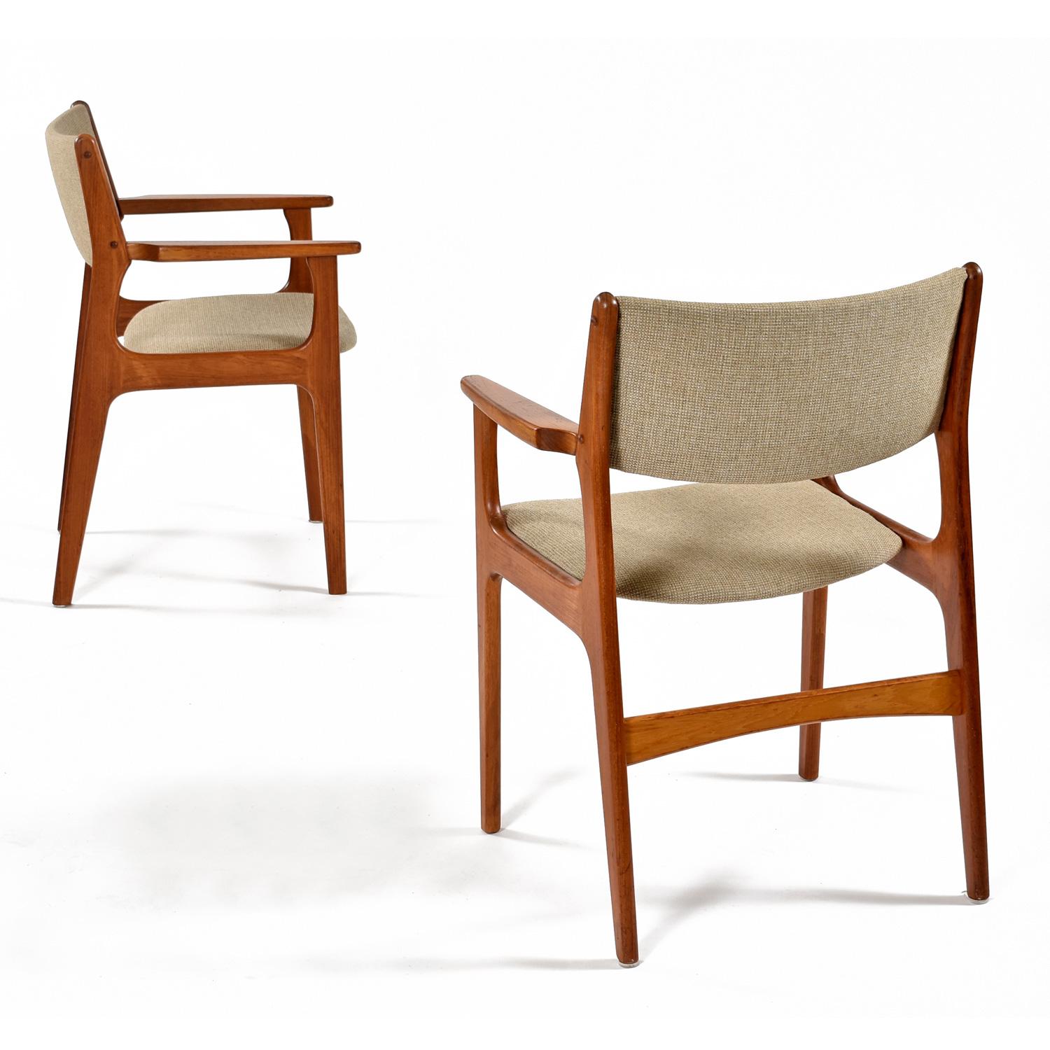 We are pleased to present this set of (8) quality Danish teak dining chairs. Classic, sleek modern design with solid teak frames. A combination of (2) armchairs and (6) arm-less chairs. Recently reupholstered in a toasty oatmeal tweed fabric with