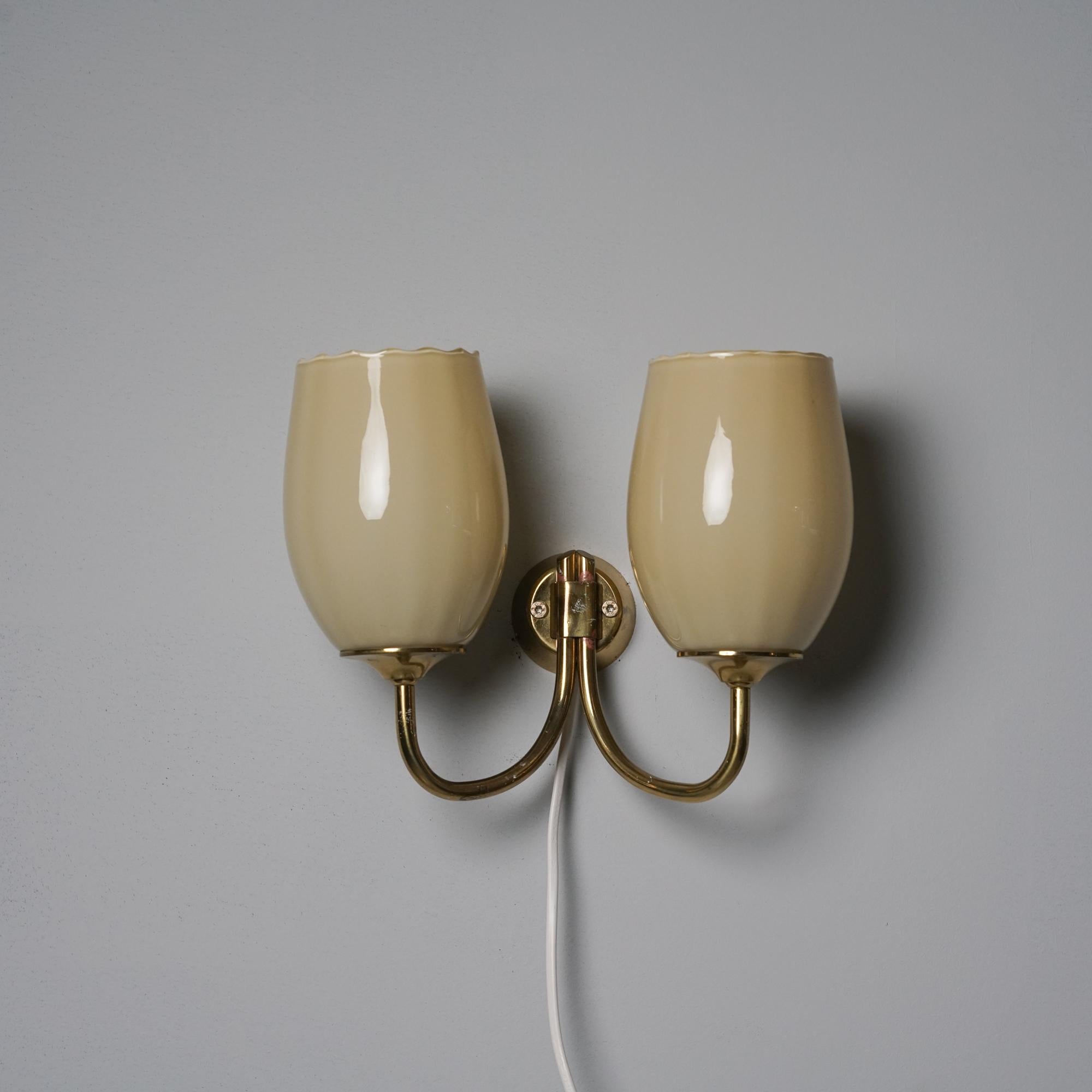 Scandinavo moderno Lampada da parete a due bracci in stile moderno scandinavo, Finlandia, anni '50 in vendita