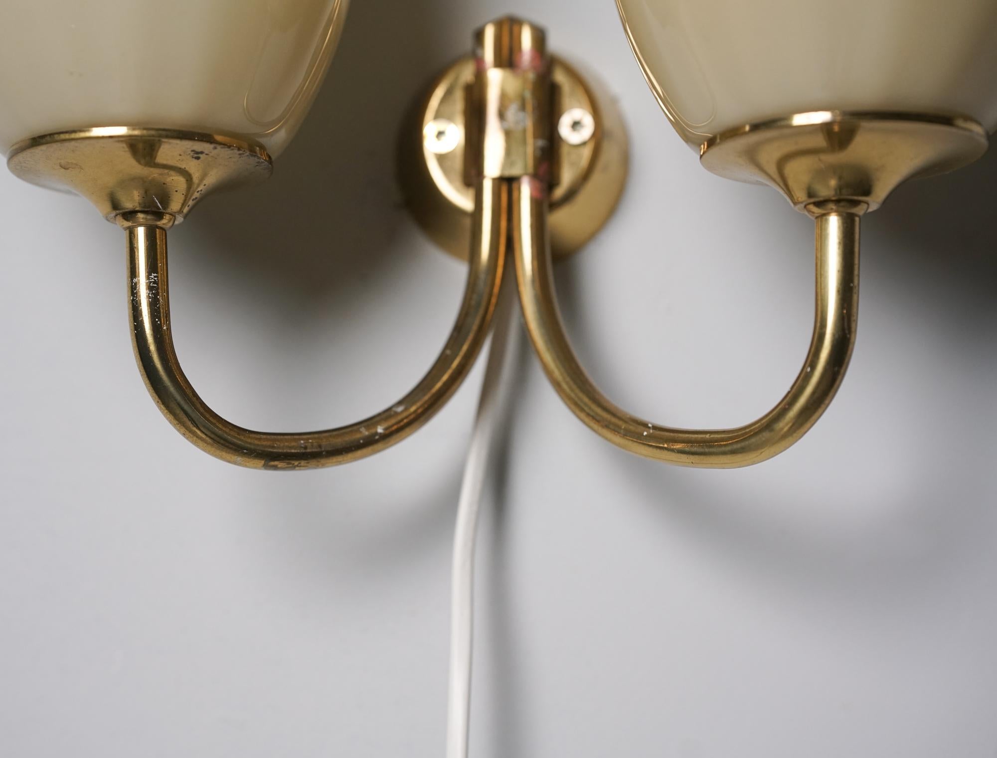 Finlandese Lampada da parete a due bracci in stile moderno scandinavo, Finlandia, anni '50 in vendita