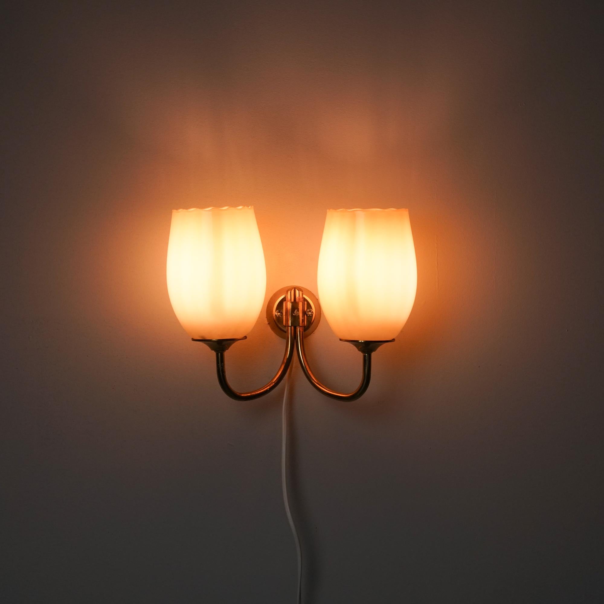 Lampada da parete a due bracci in stile moderno scandinavo, Finlandia, anni '50 In condizioni buone in vendita a Helsinki, Uusimaa