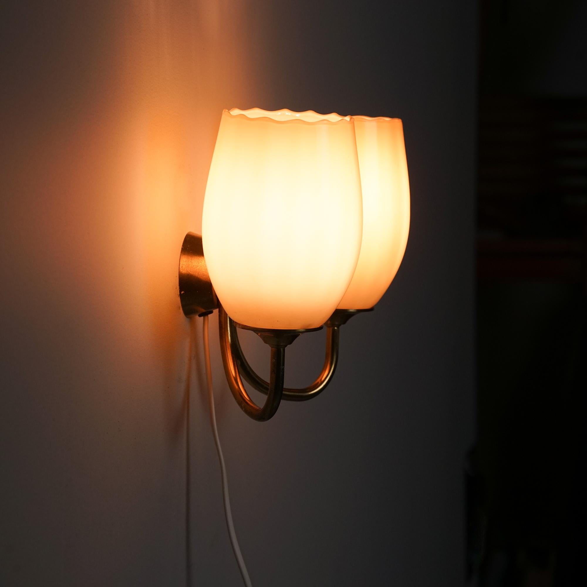 Metà XX secolo Lampada da parete a due bracci in stile moderno scandinavo, Finlandia, anni '50 in vendita