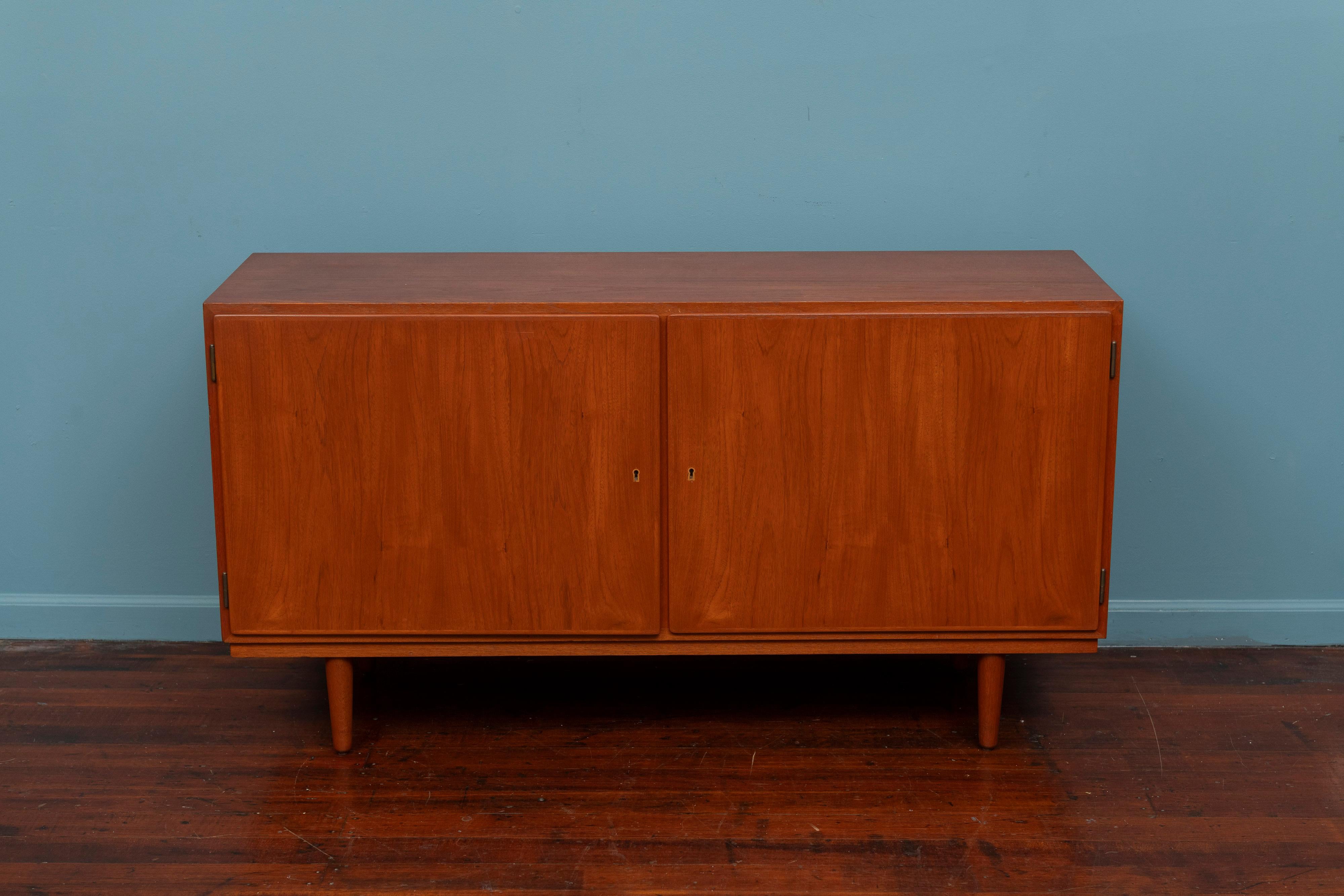 Credenza The Modern Scandinavian nello stile di Borg Mogensen, Danimarca. Realizzato con materiali e tecniche di costruzione di alta qualità, appena rifinito e pronto per essere installato. Dispone di due porte con chiusura a chiave e di ripiani