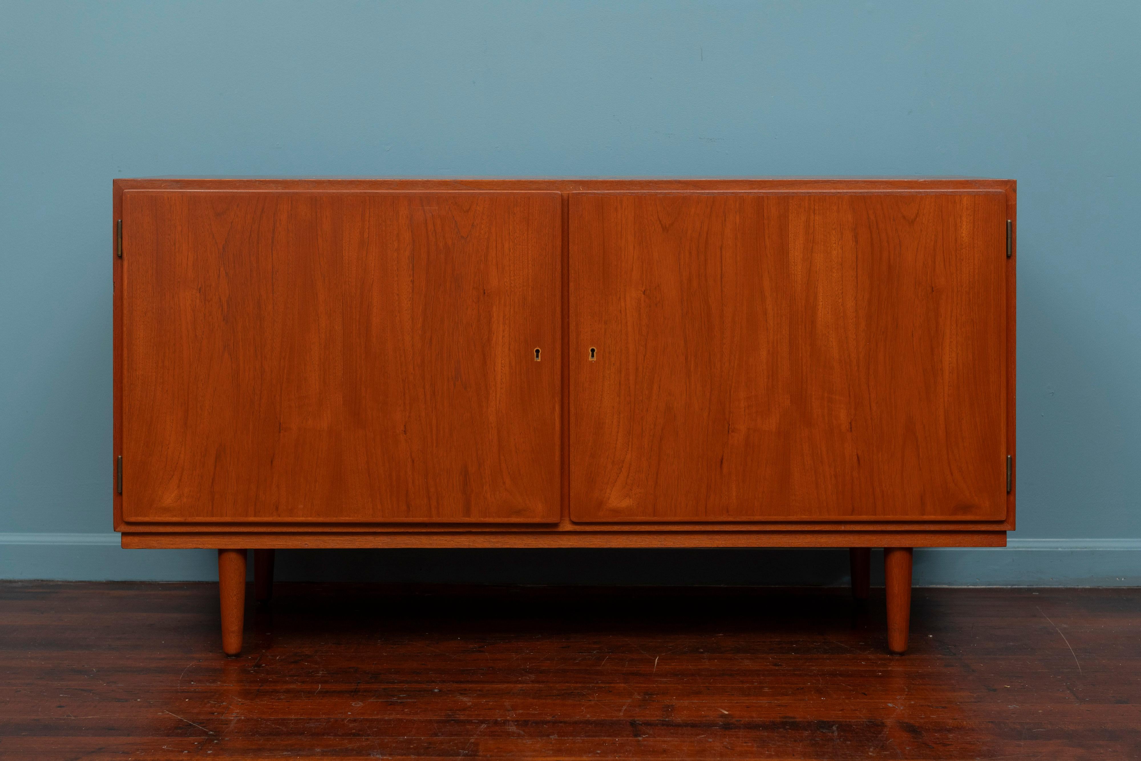 Scandinavo moderno The Modern Scandinavian Credenza a due ante in vendita