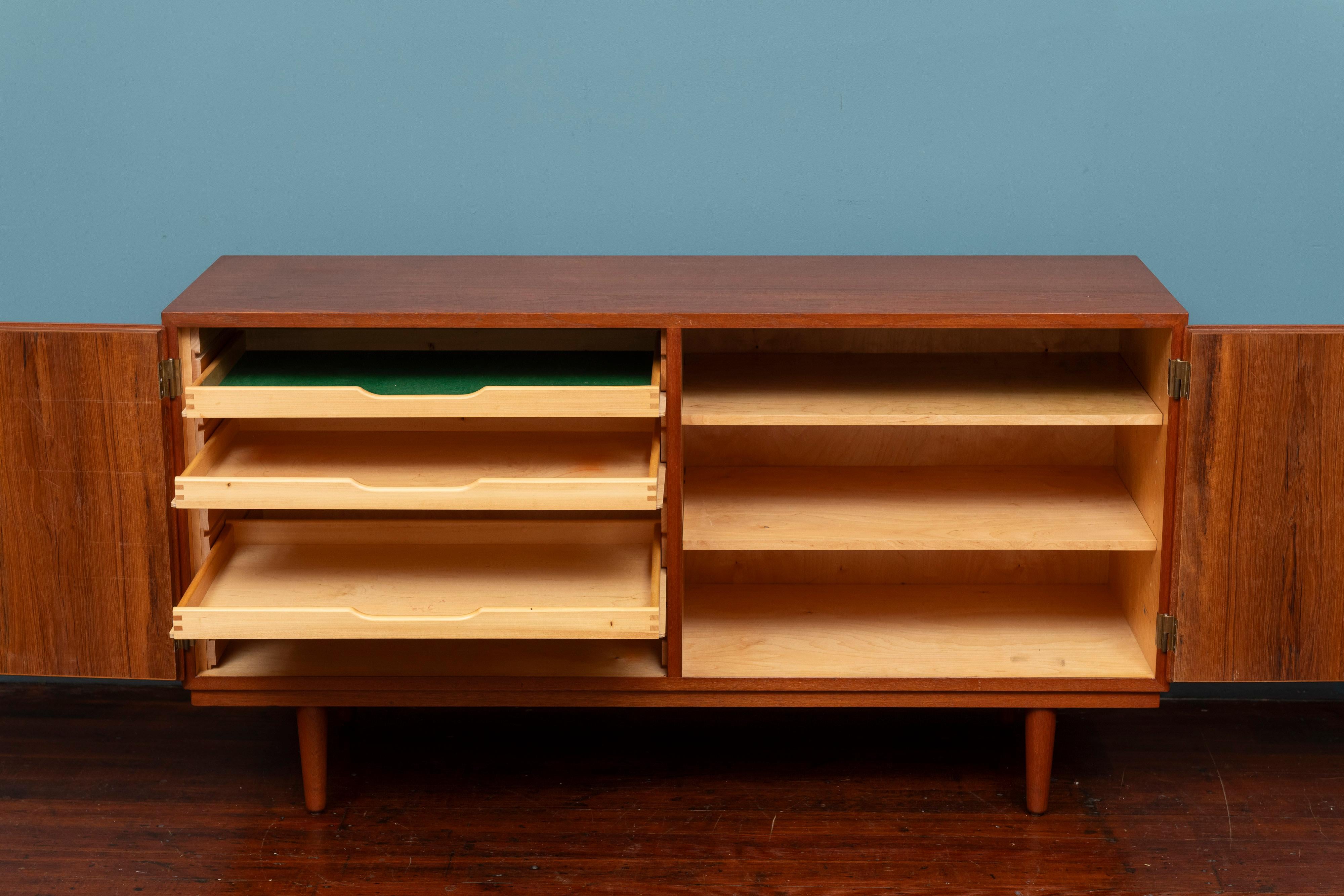 Metà XX secolo The Modern Scandinavian Credenza a due ante in vendita