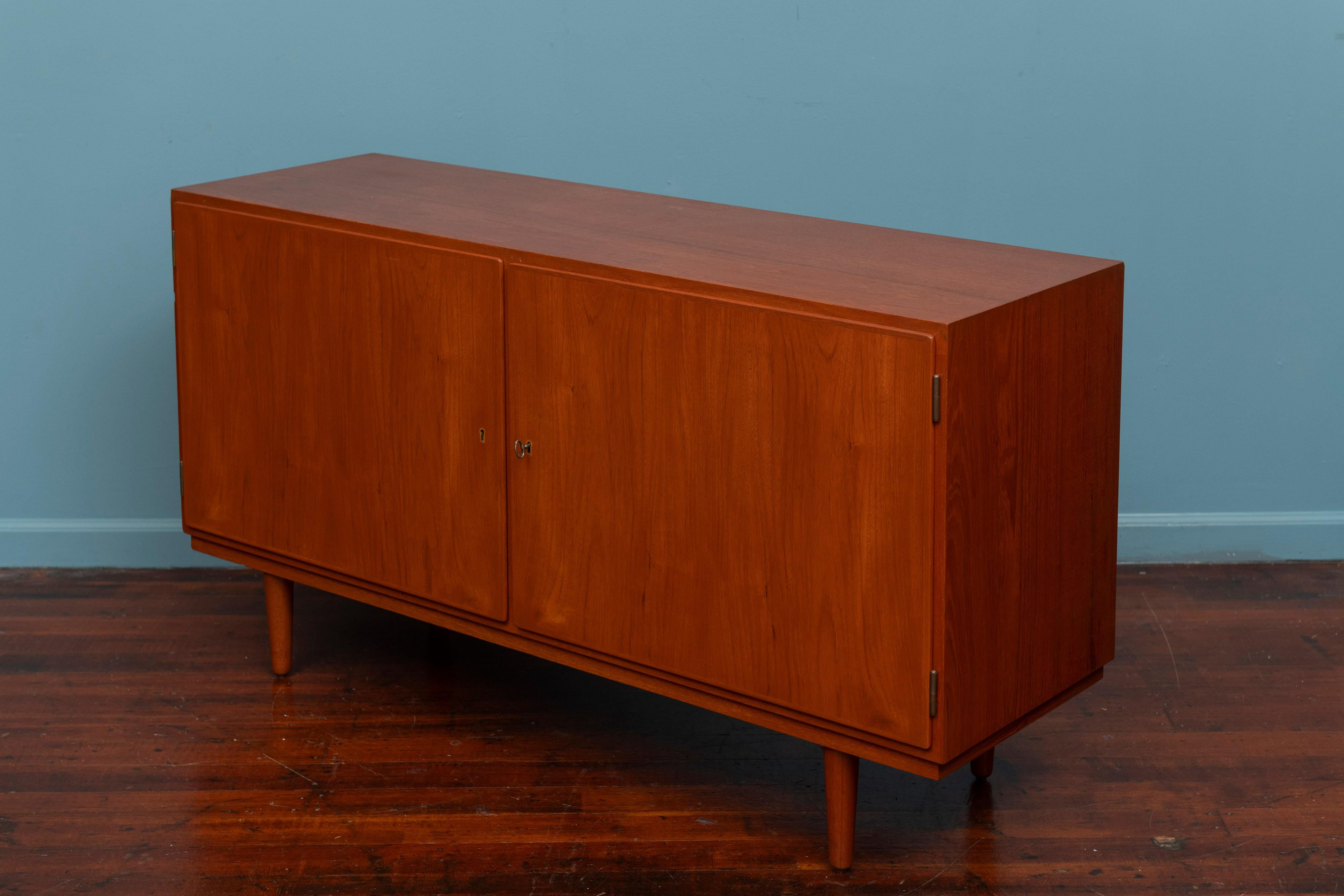 The Modern Scandinavian Credenza a due ante in vendita 1