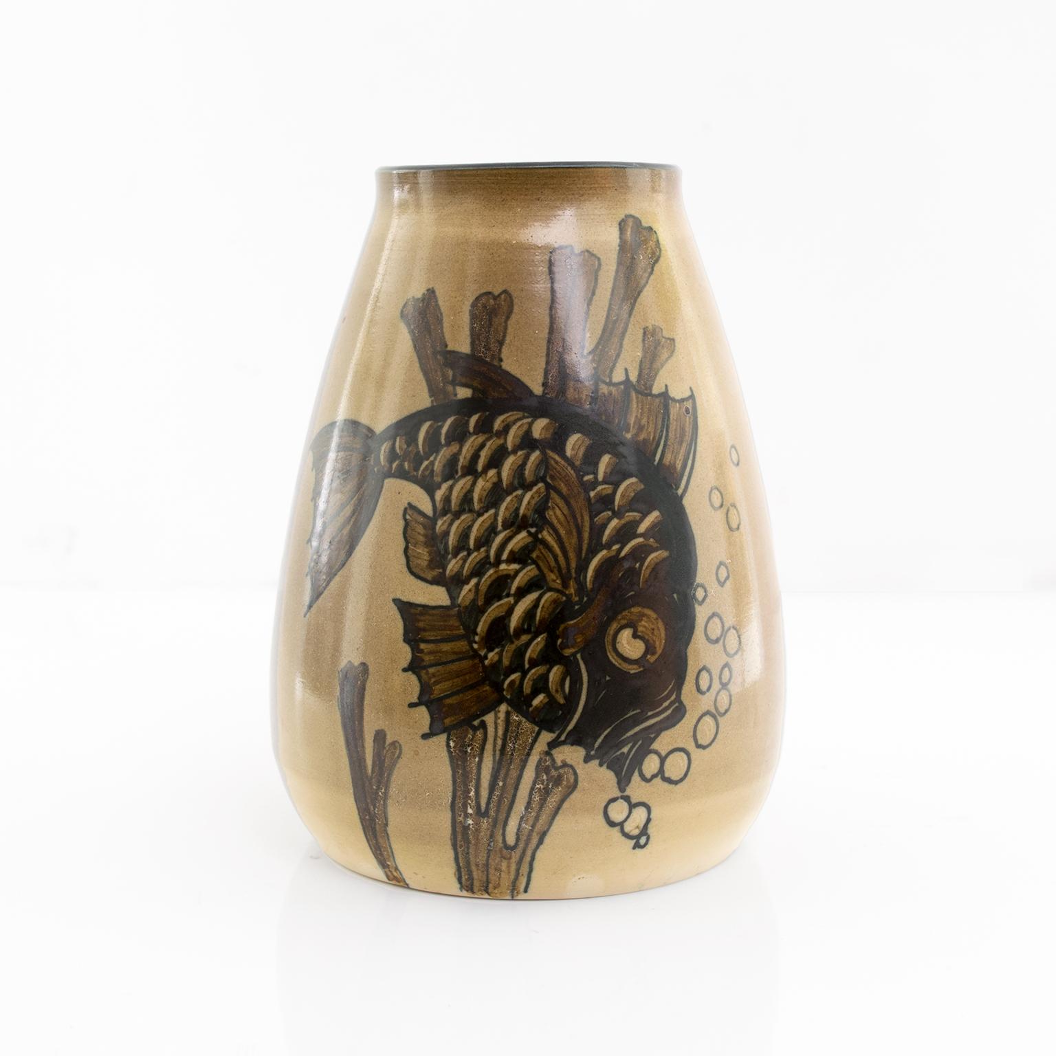 Vase Art déco suédois unique, moderne et scandinave, tourné et décoré à la main par Josef Ekberg, représentant un poisson sous l'eau. Fabriqué à Gustavsberg, vers 1930.

Mesures : Hauteur : 7,75
