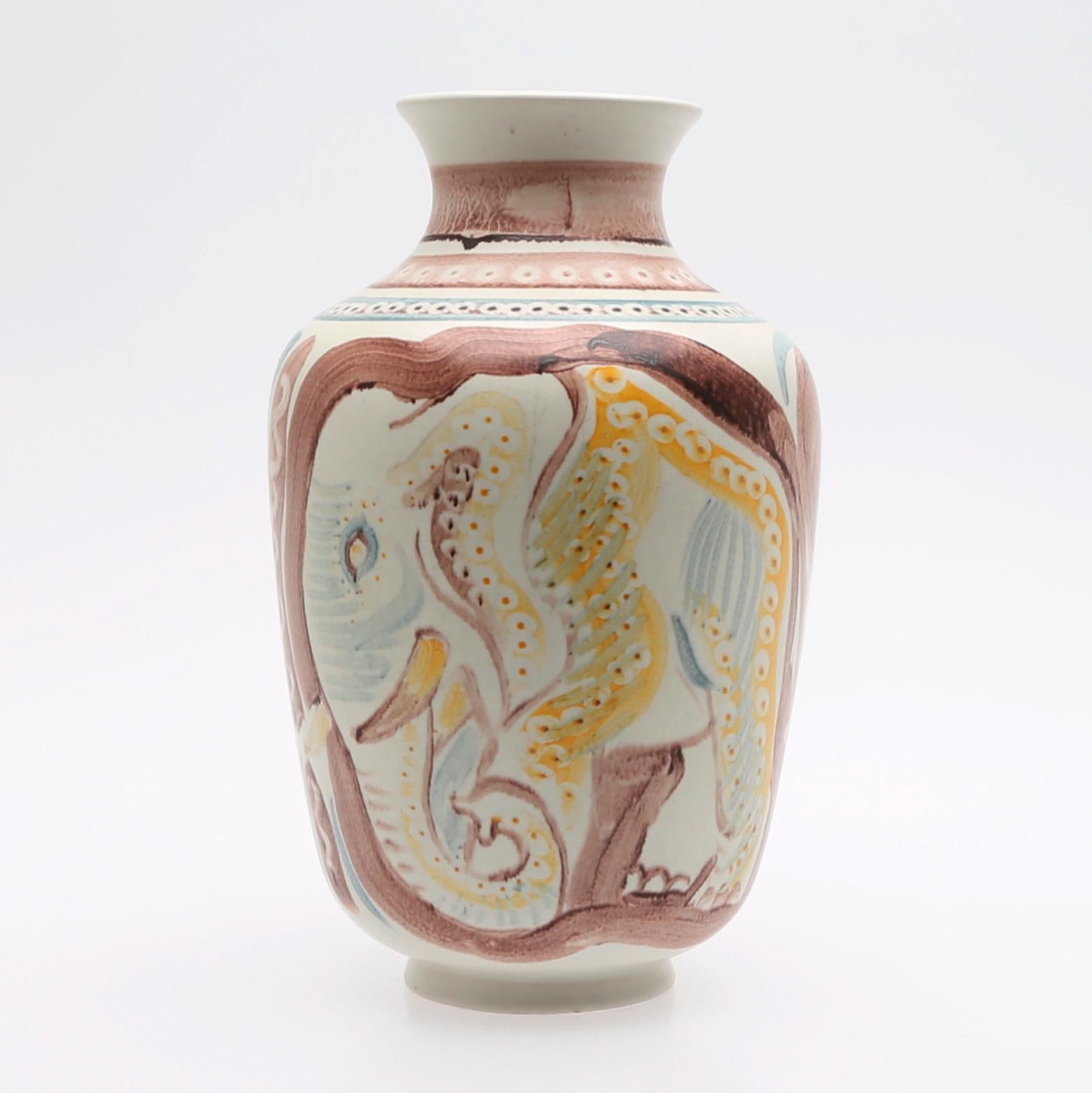 Skandinavisch-moderne einzigartige Vase von Carl-Harry Stålhane. Eine handdekorierte glasierte Vase mit Elefanten in Hellbraun, Gelb und Grau auf weißem Grund. Ausgeführt von Rörstrand, Schweden. Perfekter Zustand.
Unterschrift und Datum -43 auf