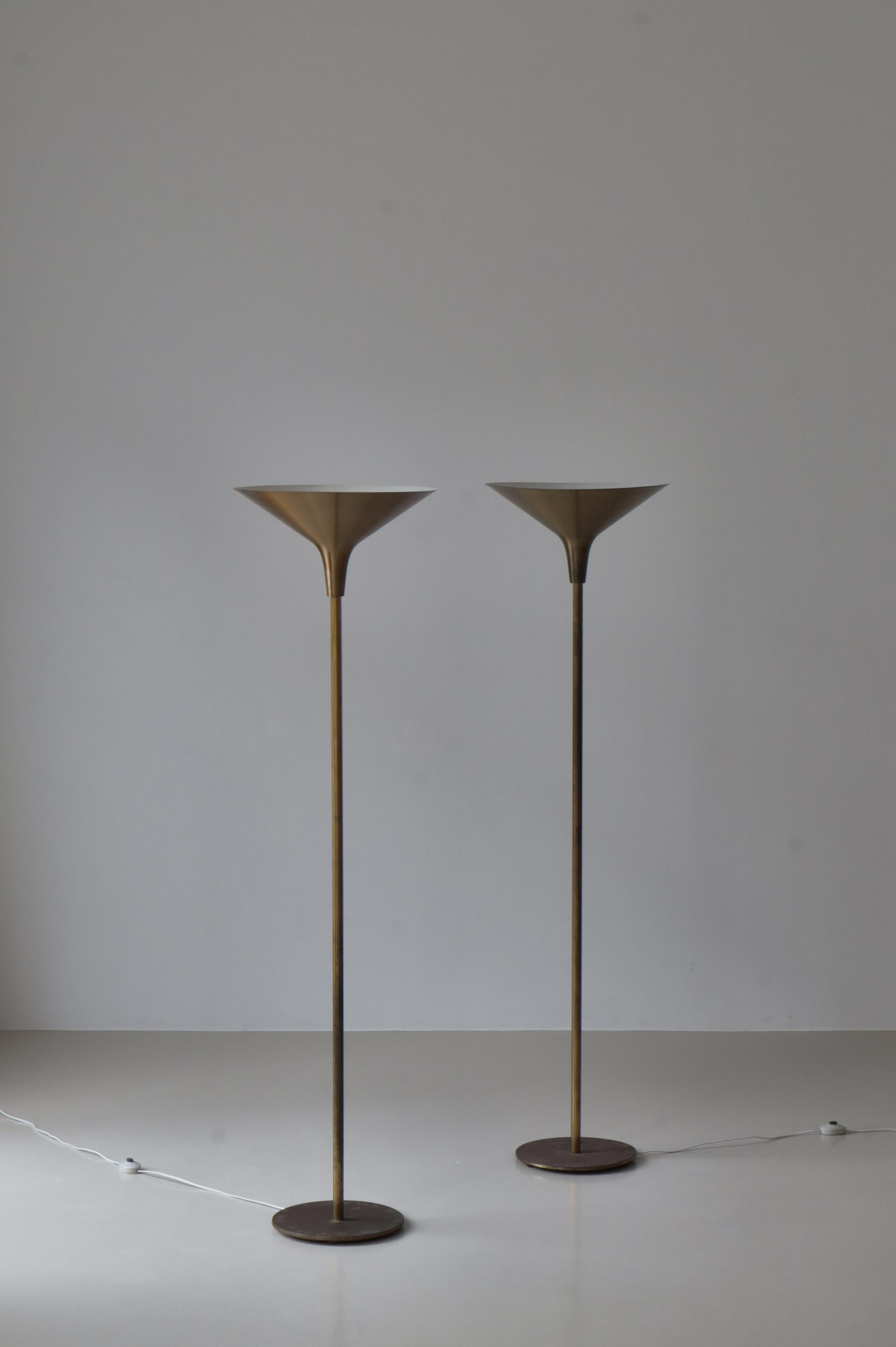 Danese Lampada da terra moderna danese a luce abbagliante modello grande in ottone di TH. A. Valentin, anni '50 in vendita