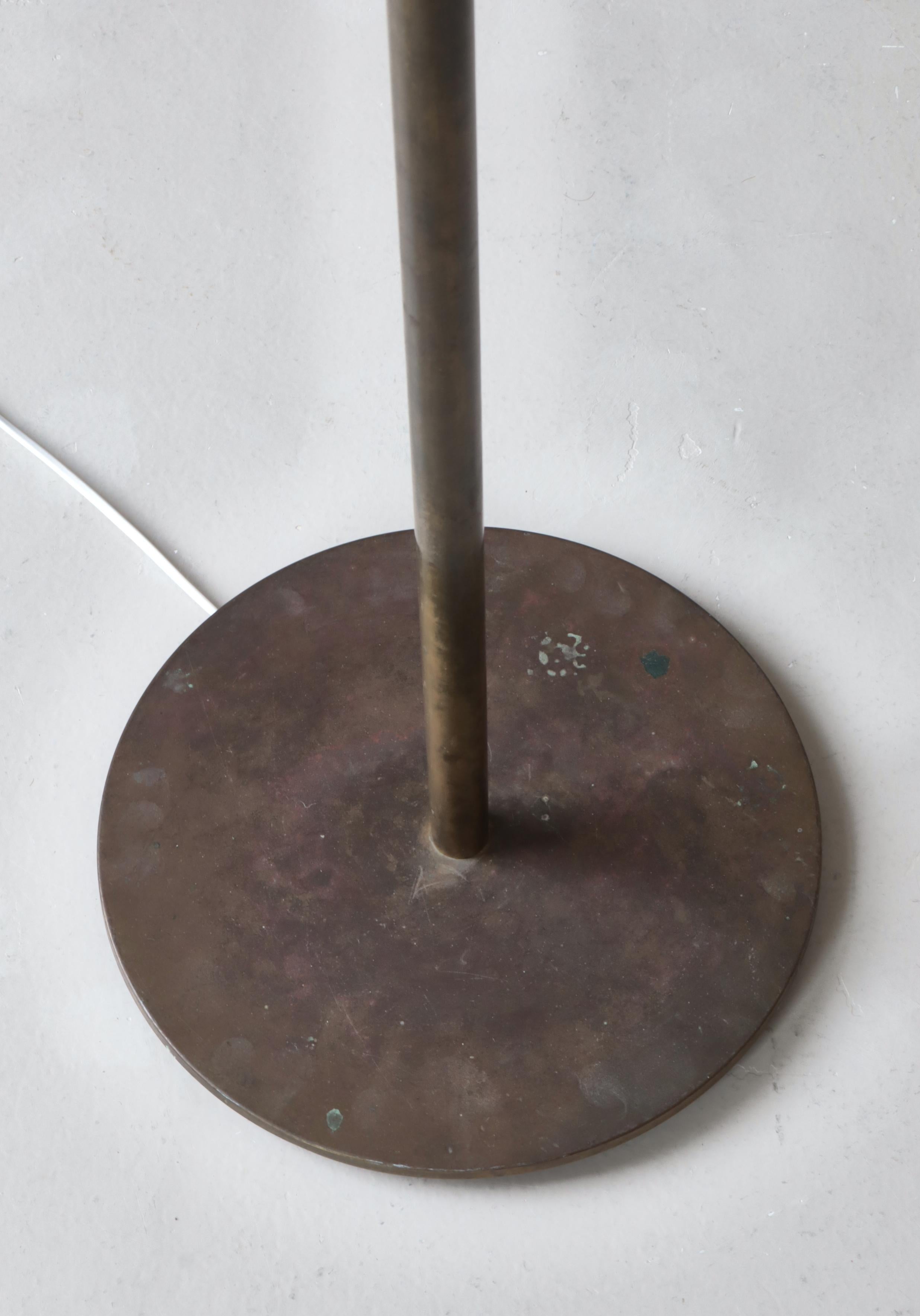 Lampada da terra moderna danese a luce abbagliante modello grande in ottone di TH. A. Valentin, anni '50 in vendita 4