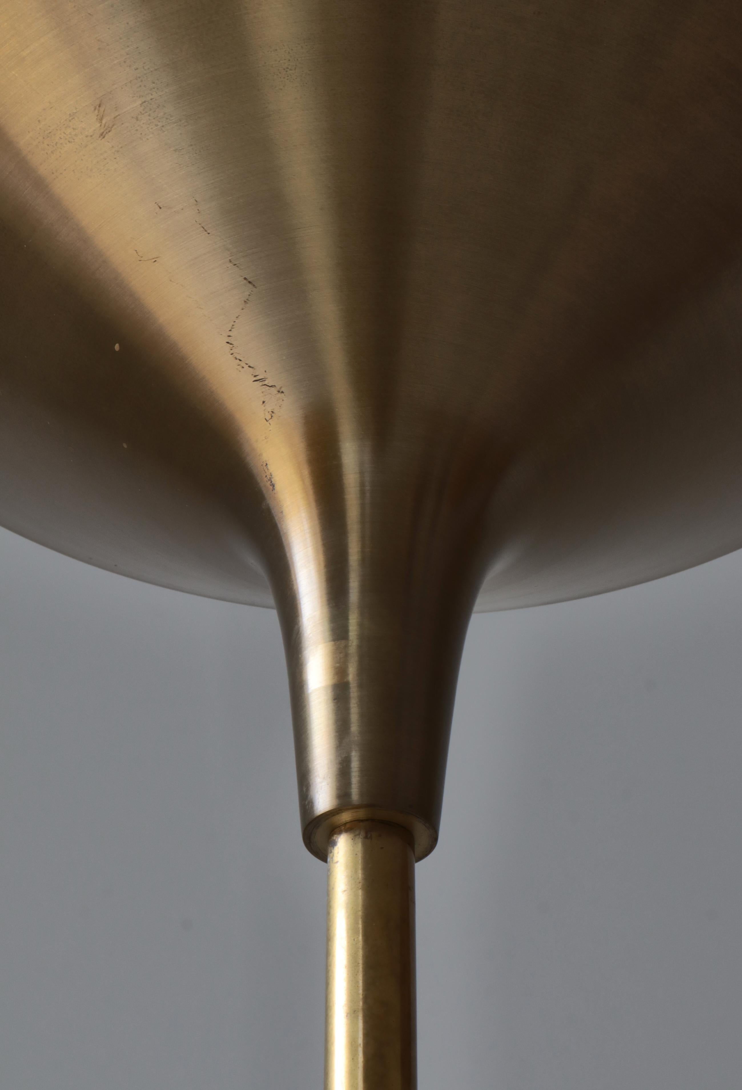 Lampada da terra moderna danese a luce abbagliante modello grande in ottone di TH. A. Valentin, anni '50 in vendita 8