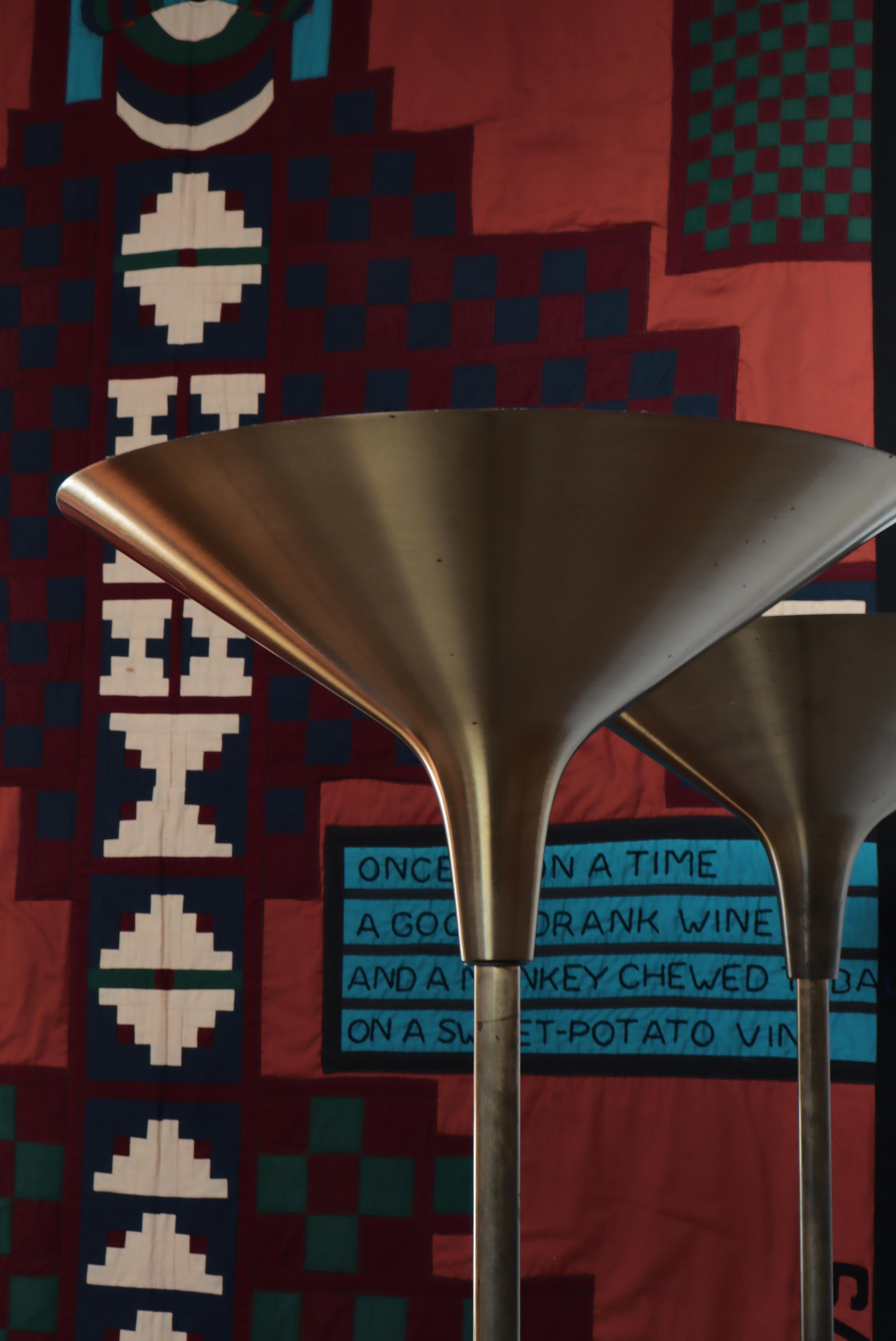 Rarissimo set di grandi lampade da terra moderne danesi in ottone patinato di Th. A. Valentin, Danimarca. Il modello 