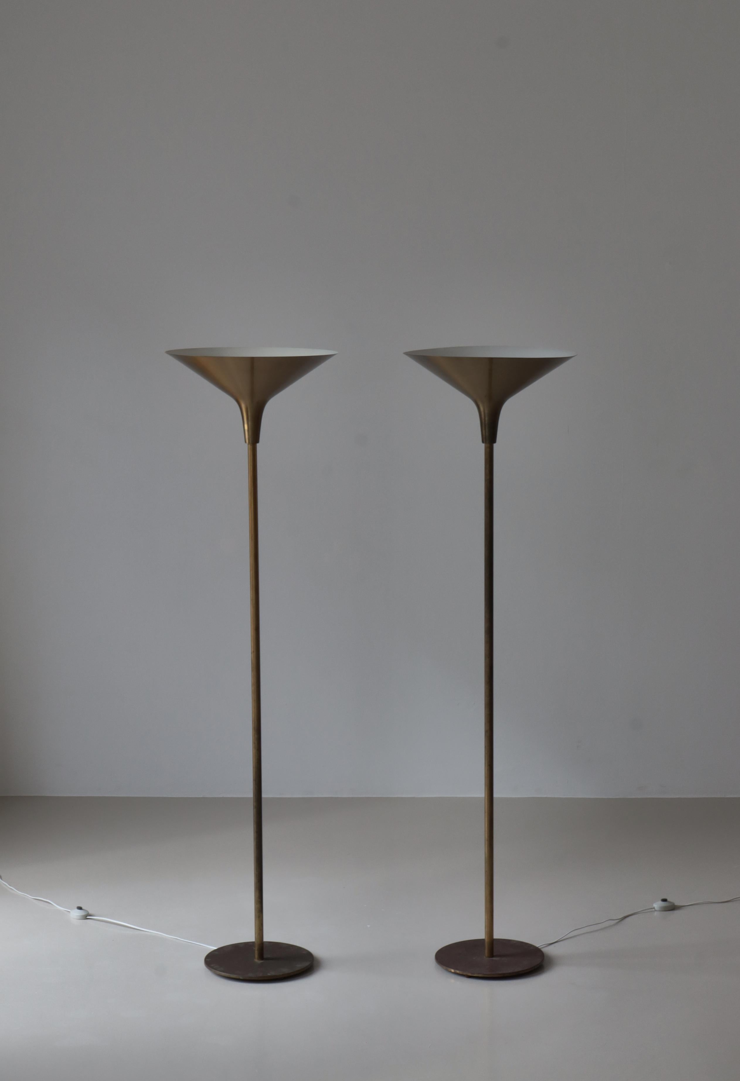 Scandinavo moderno Lampada da terra moderna danese a luce abbagliante modello grande in ottone di TH. A. Valentin, anni '50 in vendita