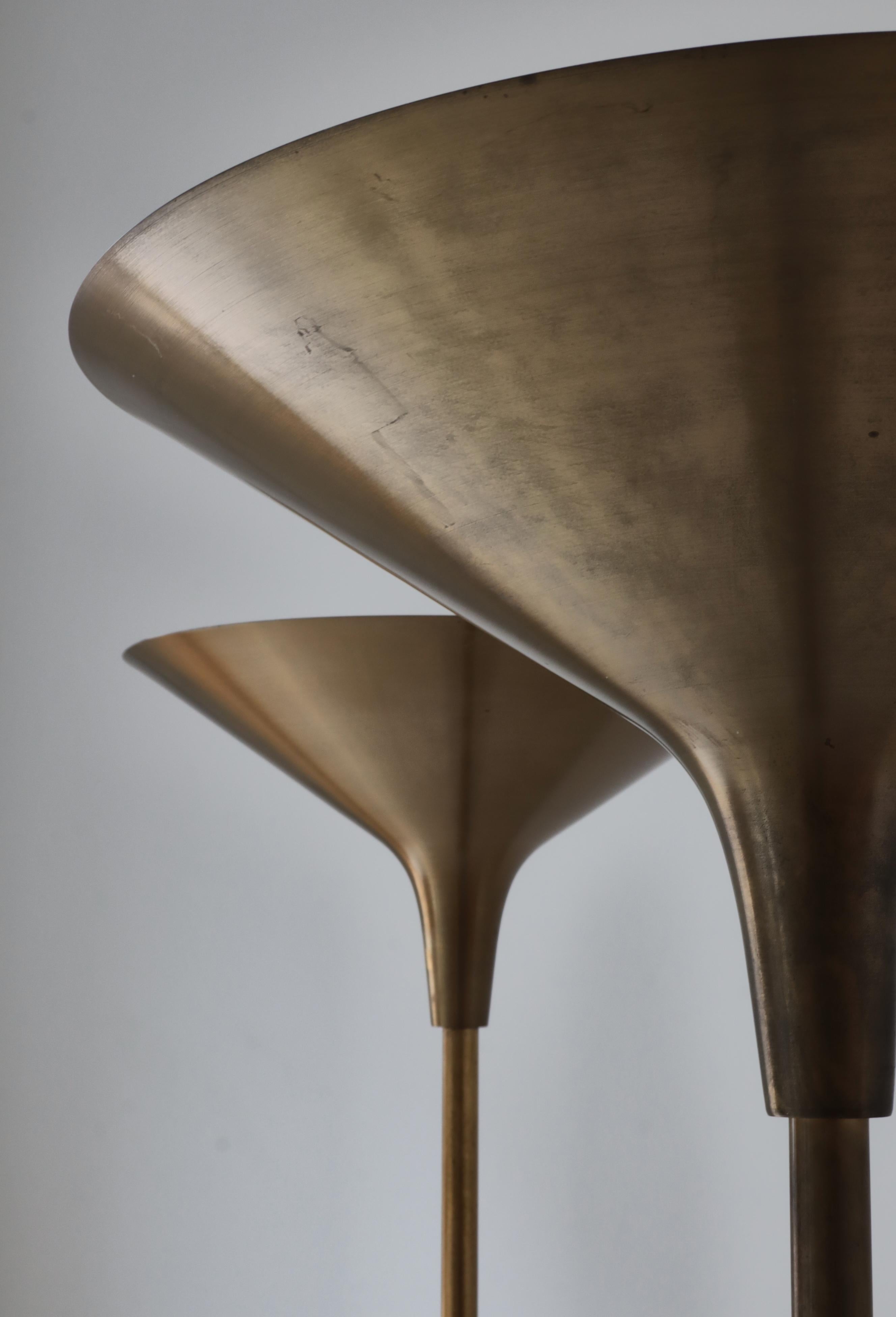 Lampada da terra moderna danese a luce abbagliante modello grande in ottone di TH. A. Valentin, anni '50 In condizioni buone in vendita a Odense, DK