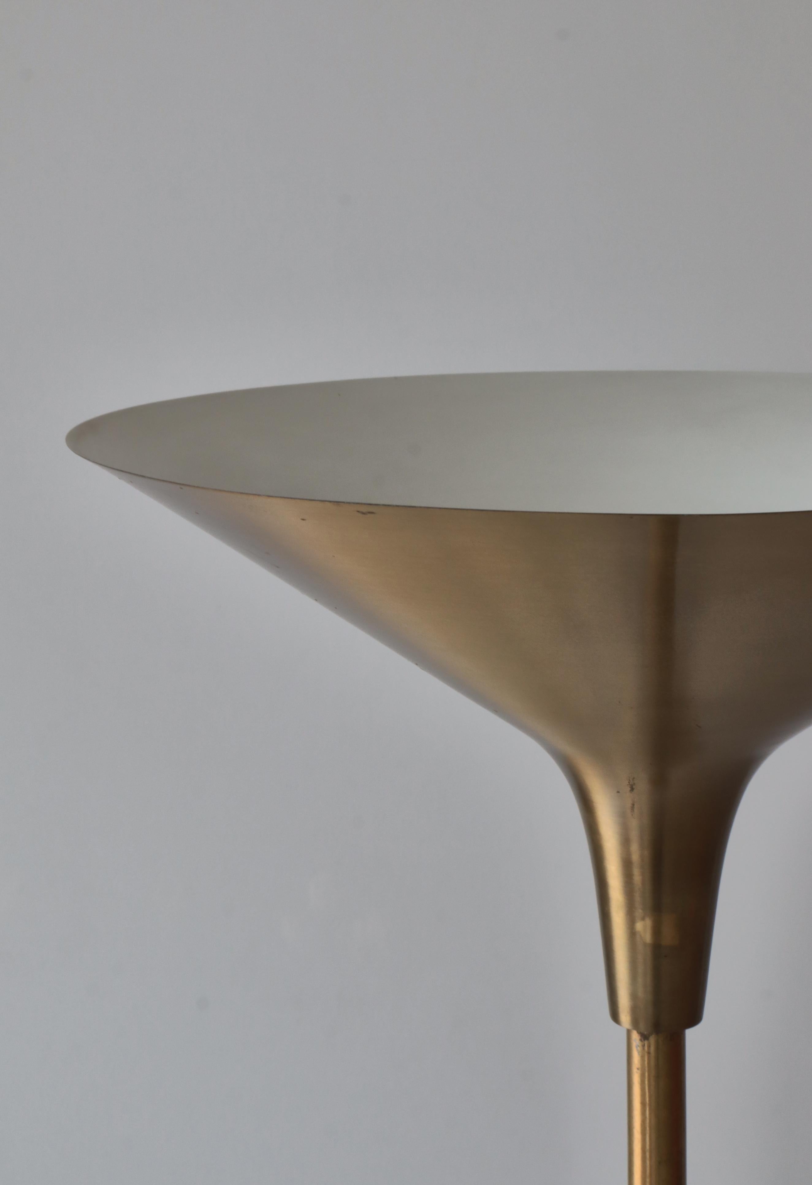 Metà XX secolo Lampada da terra moderna danese a luce abbagliante modello grande in ottone di TH. A. Valentin, anni '50 in vendita