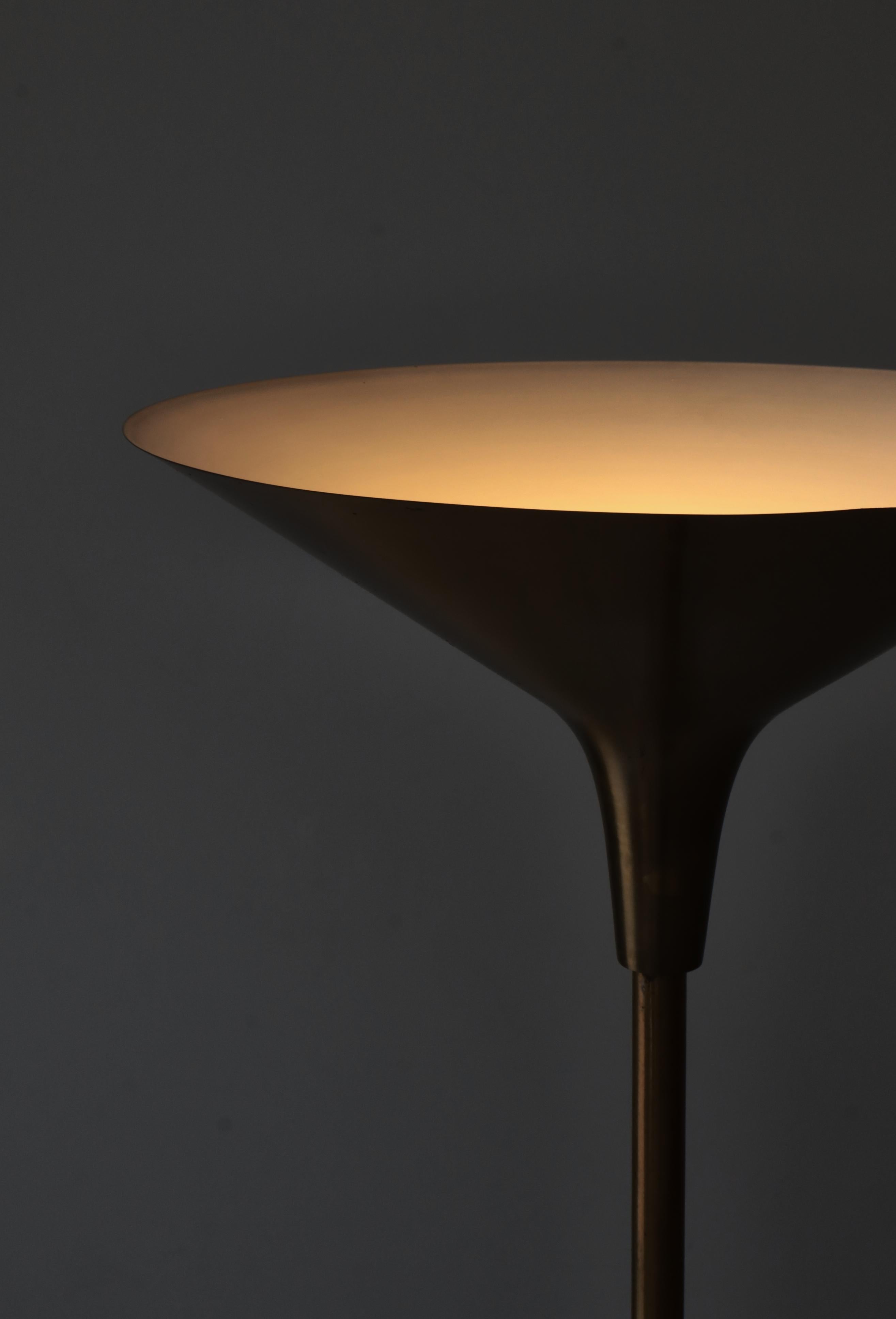 Ottone Lampada da terra moderna danese a luce abbagliante modello grande in ottone di TH. A. Valentin, anni '50 in vendita
