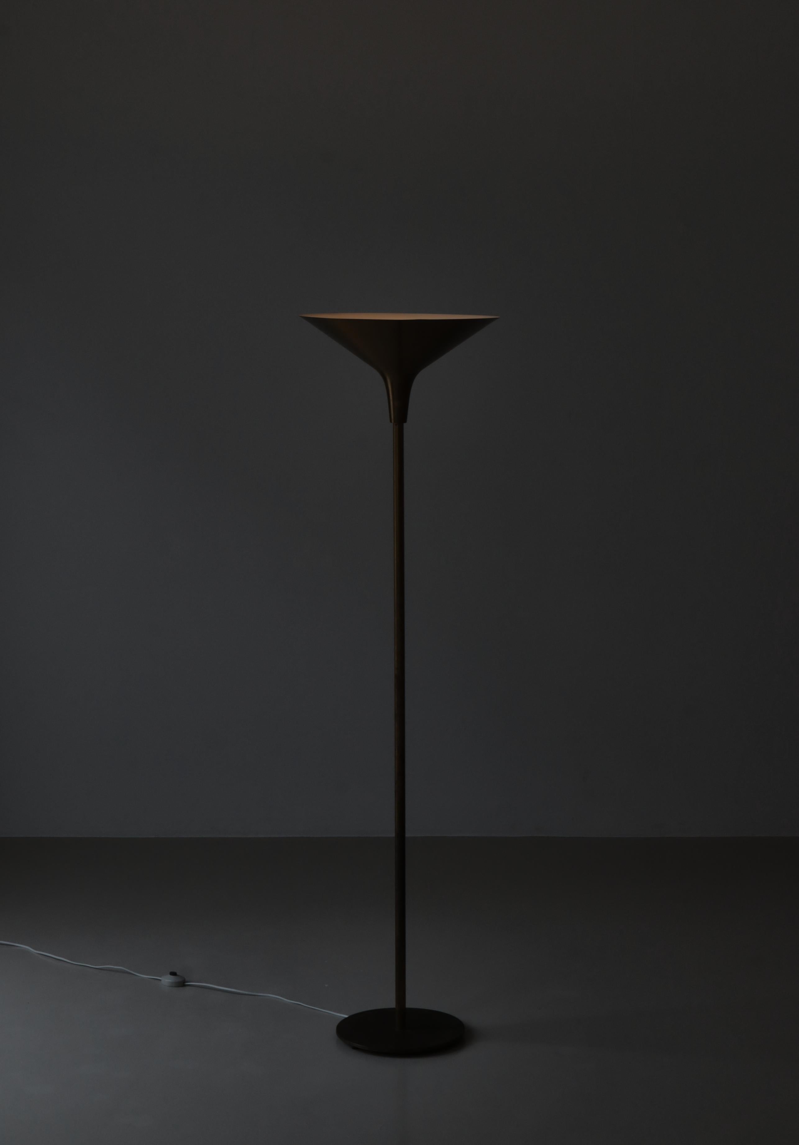 Lampada da terra moderna danese a luce abbagliante modello grande in ottone di TH. A. Valentin, anni '50 in vendita 1
