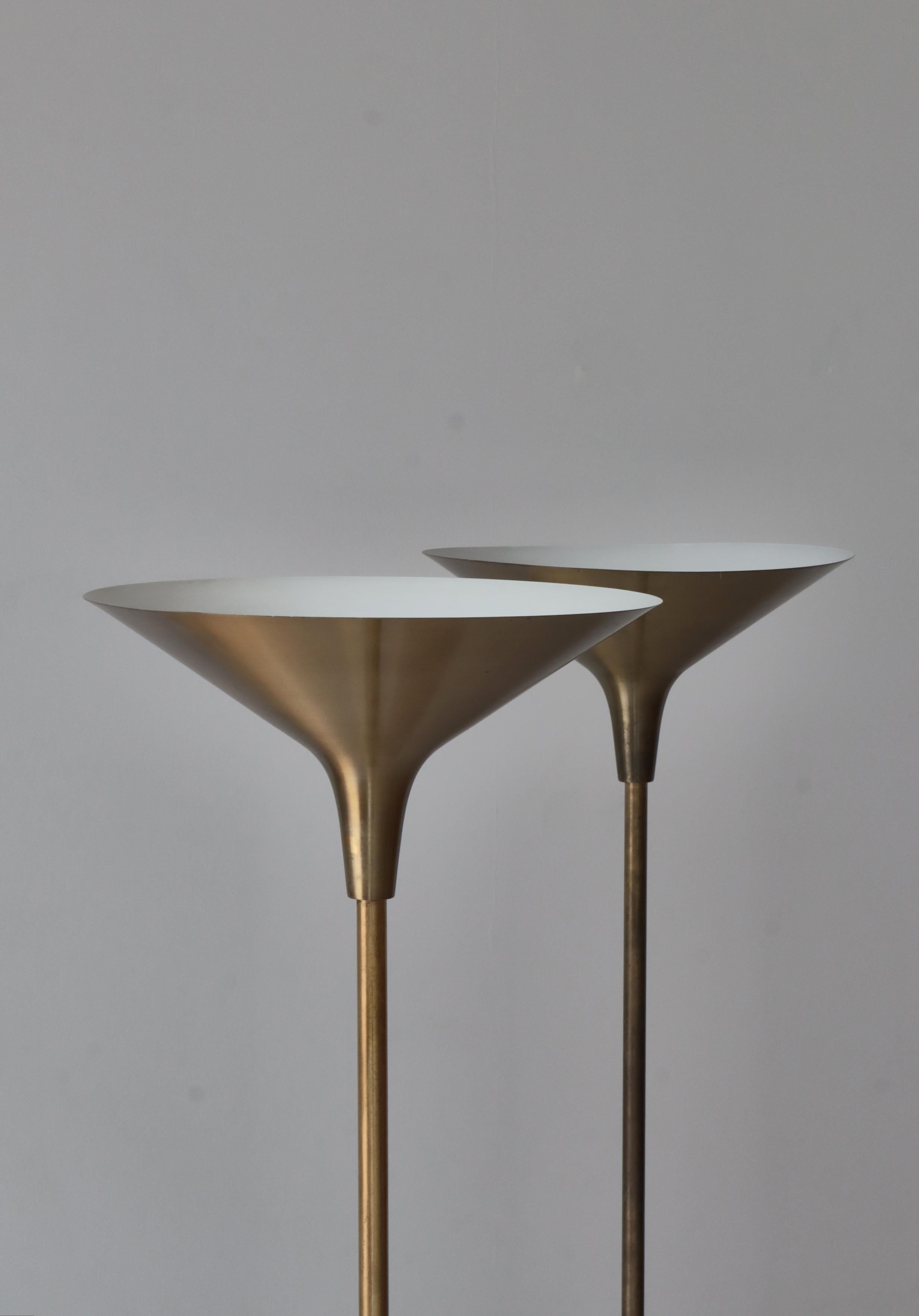 Lampada da terra moderna danese a luce abbagliante modello grande in ottone di TH. A. Valentin, anni '50 in vendita 2