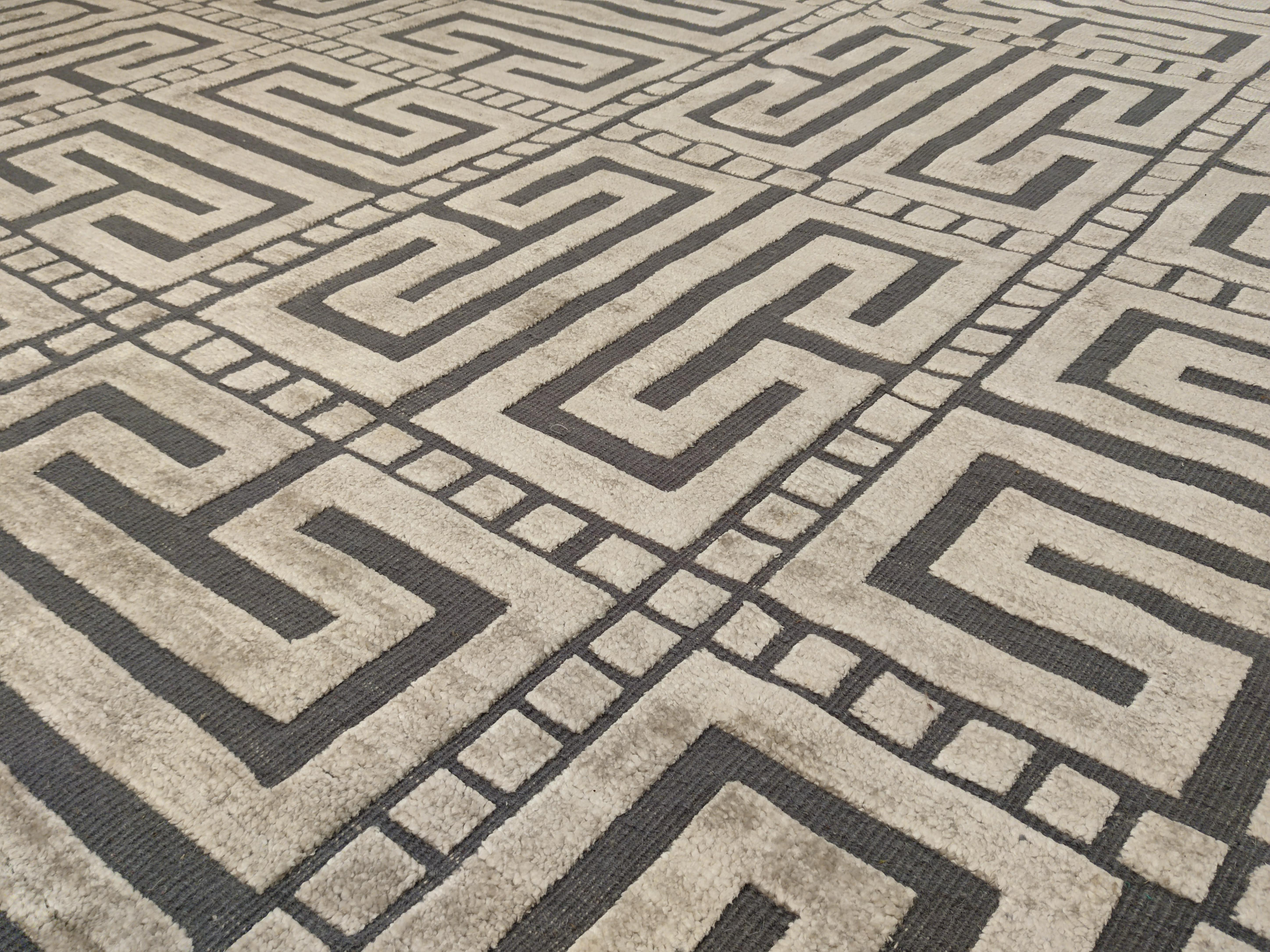 Indien Tapis moderne scandinave en soie texturée Ursula en Silver (a) Gallery Alberto Levi en vente