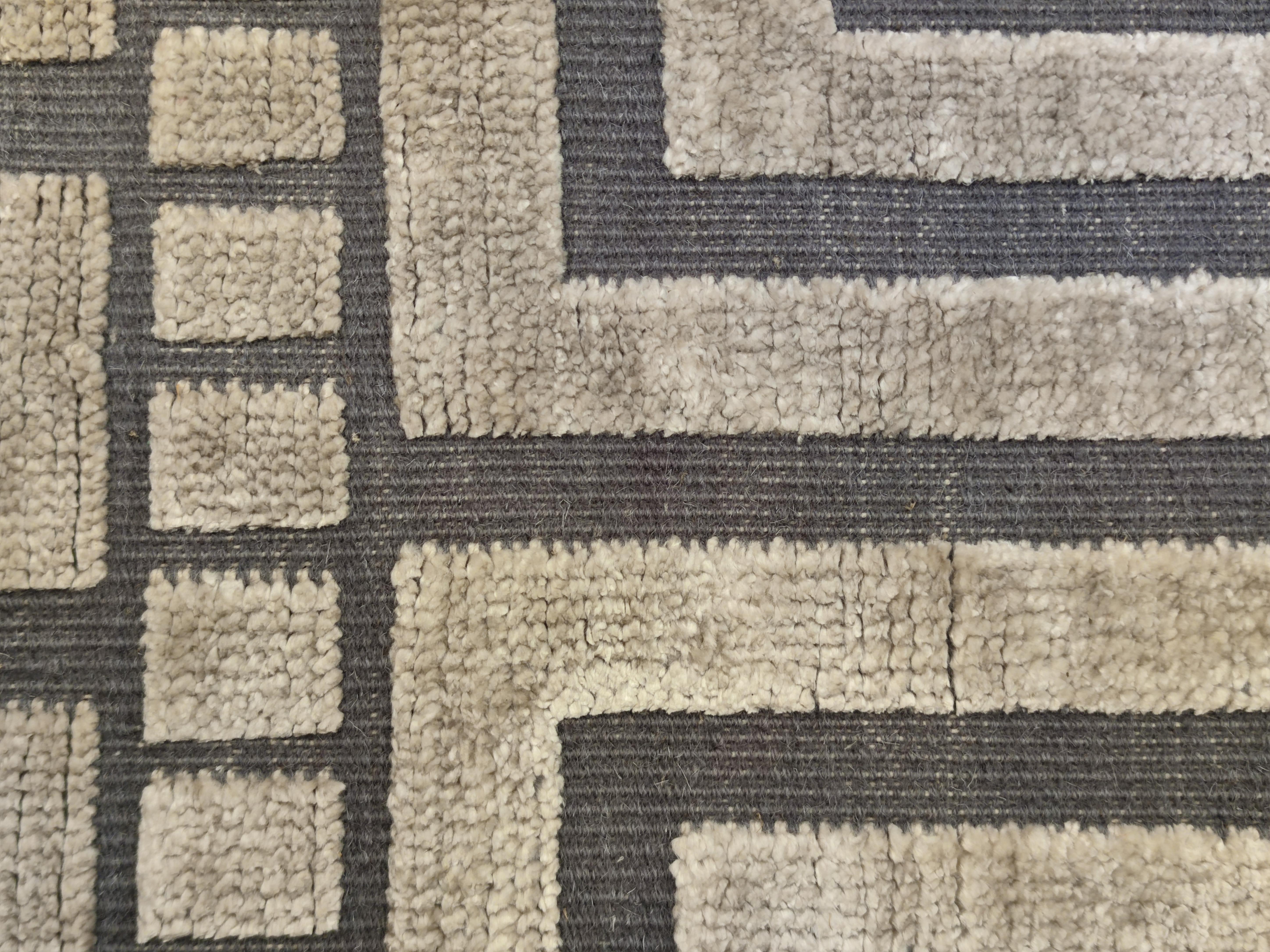 Noué à la main Tapis moderne scandinave en soie texturée Ursula en Silver (a) Gallery Alberto Levi en vente