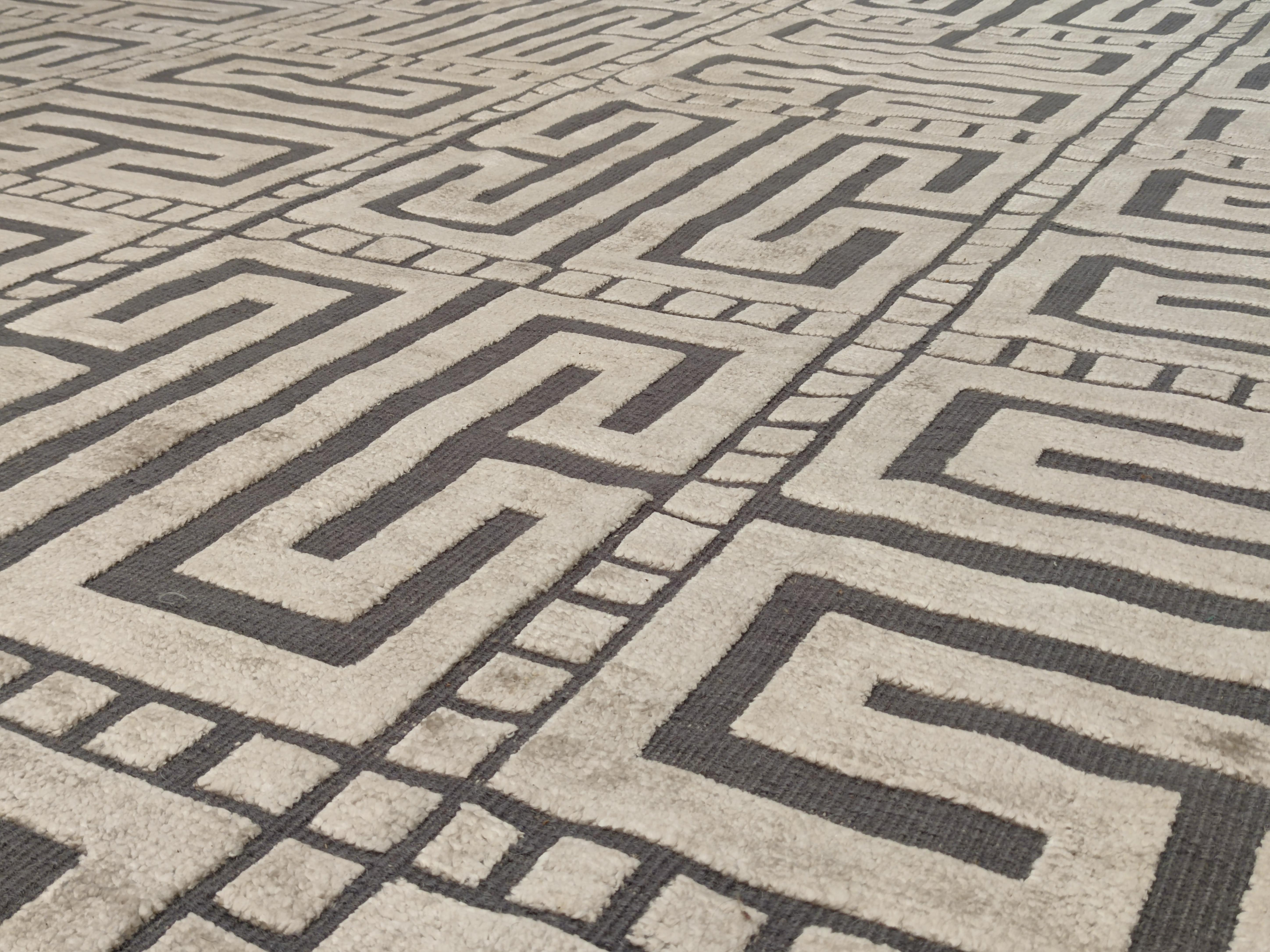 Tapis moderne scandinave en soie texturée Ursula en Silver (a) Gallery Alberto Levi Neuf - En vente à Milan, IT