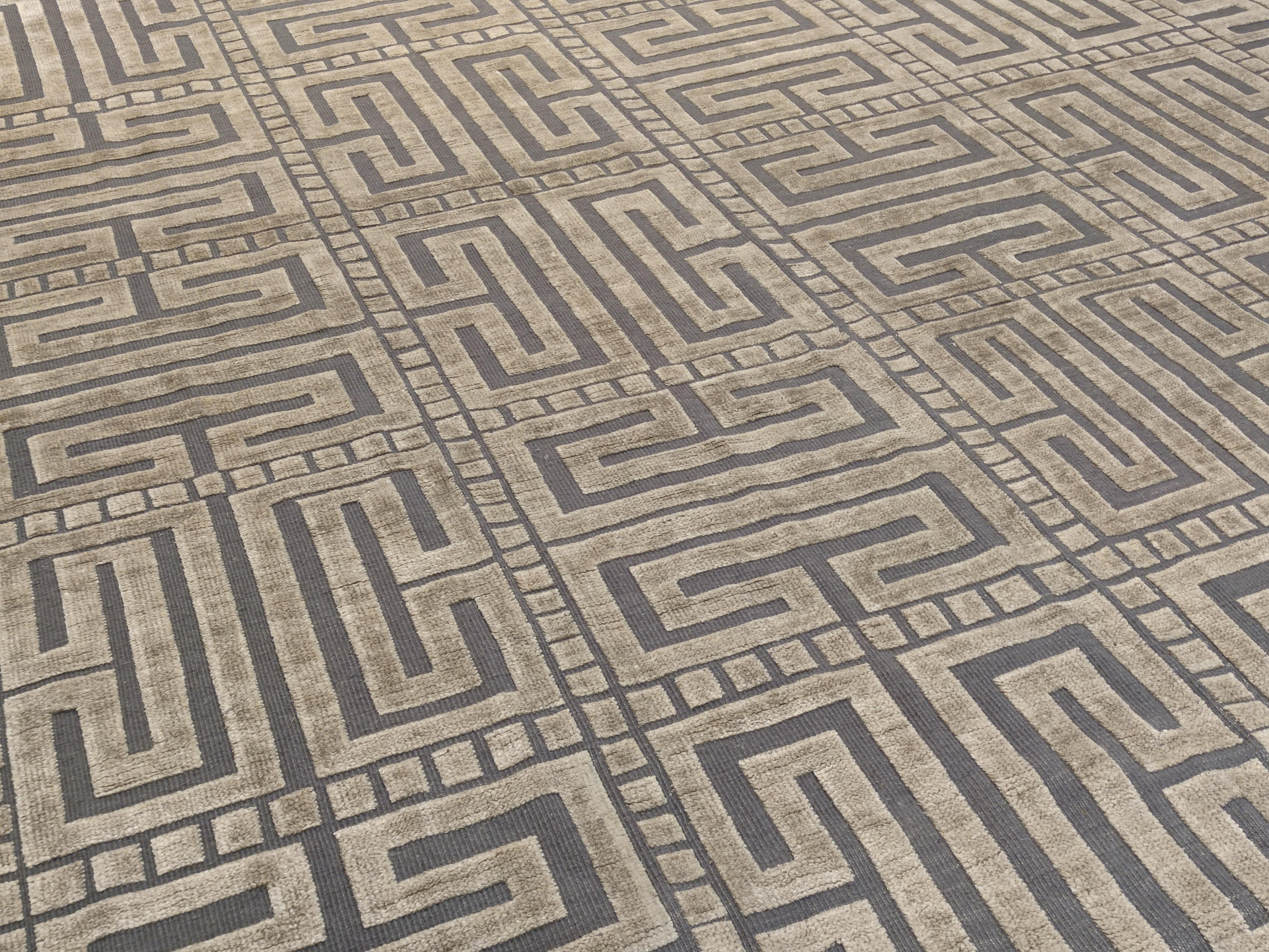 XXIe siècle et contemporain Tapis moderne scandinave en soie texturée Ursula en Silver (a) Gallery Alberto Levi en vente