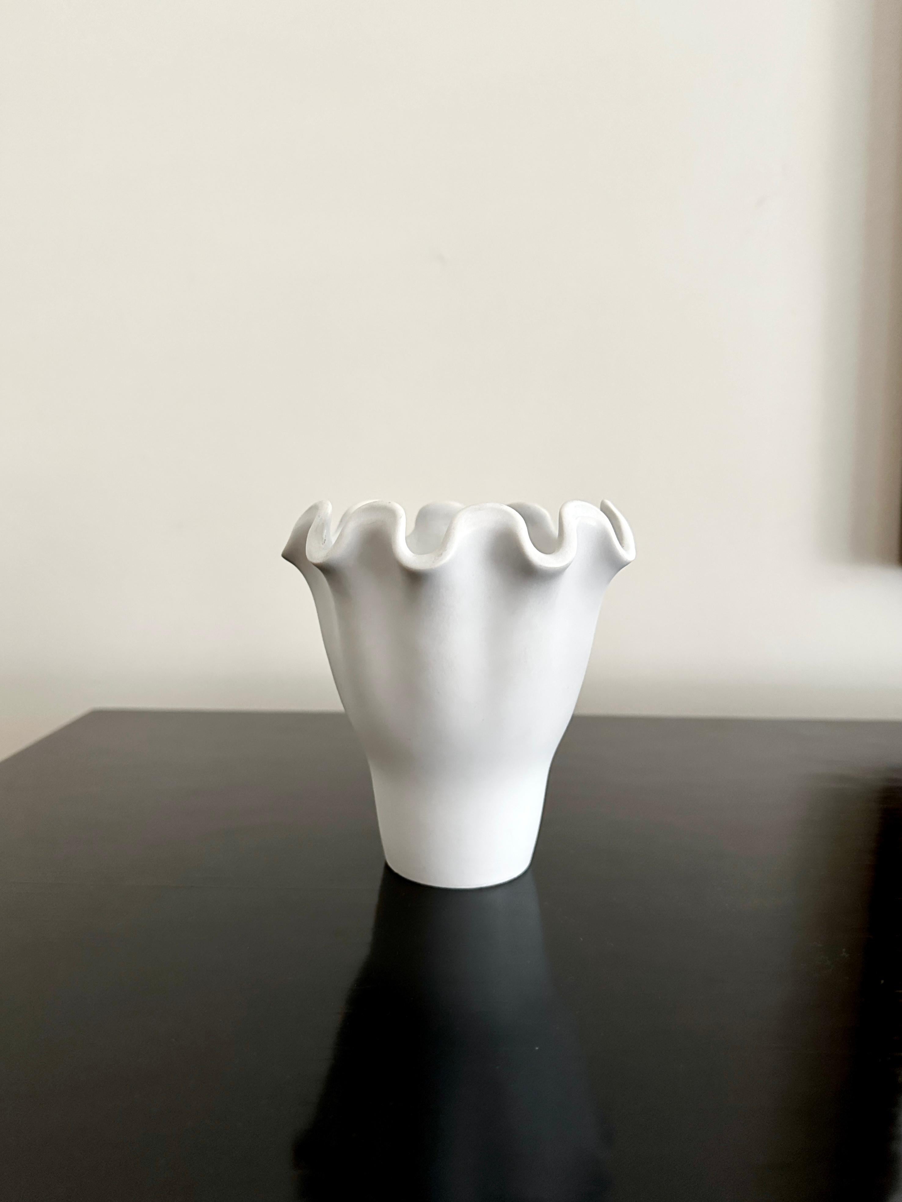 Vaso Våga progettato dall'artista e ceramista svedese Wilhelm Kåge (3/6/1889 - 11/25/1960) presso il laboratorio di Gustavsberg nel 1949. Kåge fu direttore artistico di Gustavsberg dal 1917 al 1949. Il vaso è alto circa 4 3/4 pollici e ha un