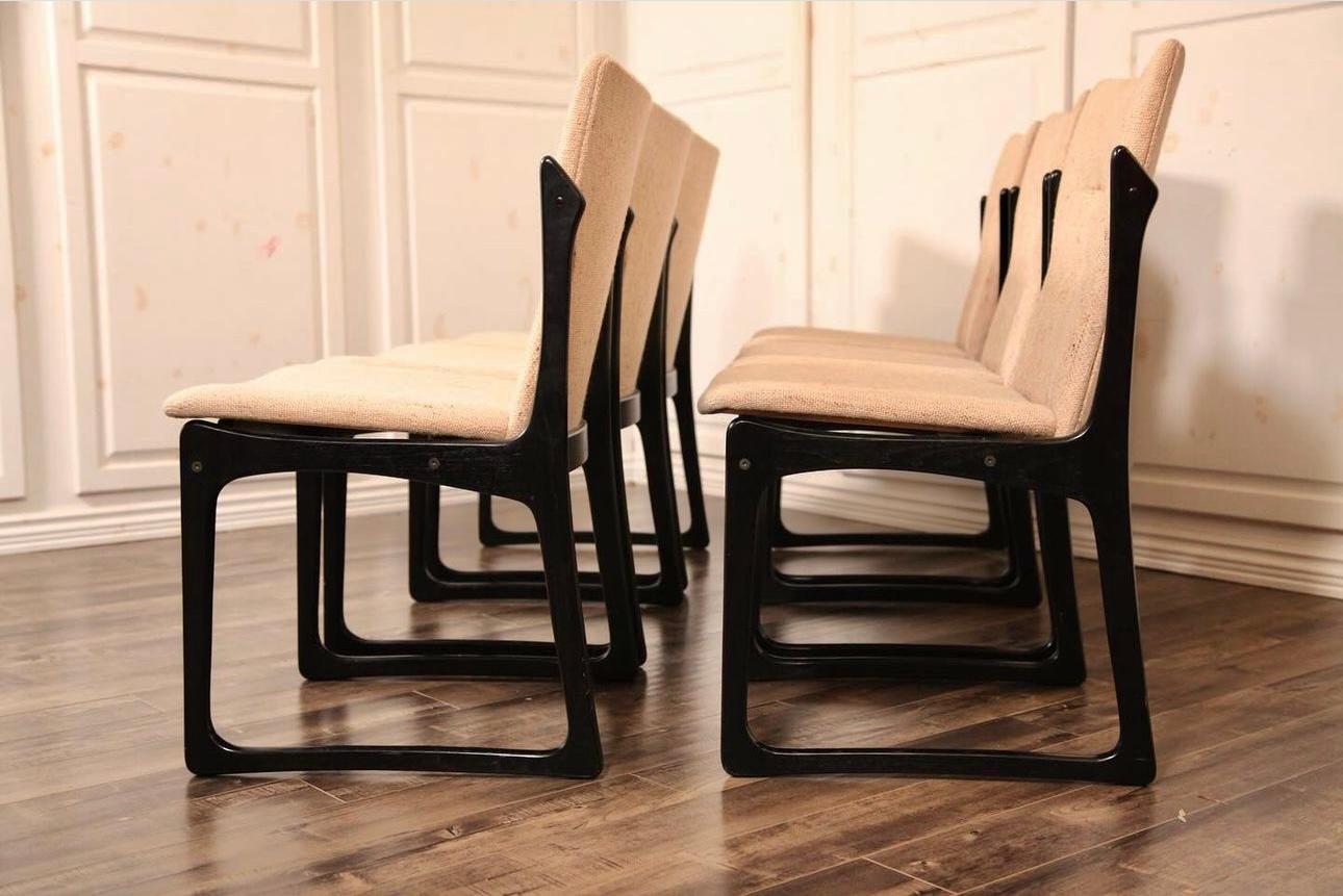 Splendido set di 6 sedie da pranzo danesi... L'intera struttura è composta da teak massiccio con finitura laccata in ebano, gambe a slitta per una maggiore resistenza e bellezza, conserva la stoffa originale, in ottime condizioni originali. Il