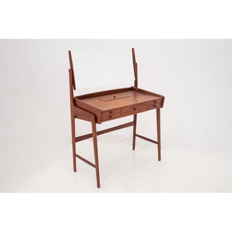 Teak vanity / dressing table made of teak wood.
Original mirror, Classic Danish design.
Preserved in very good condition. After renovation.