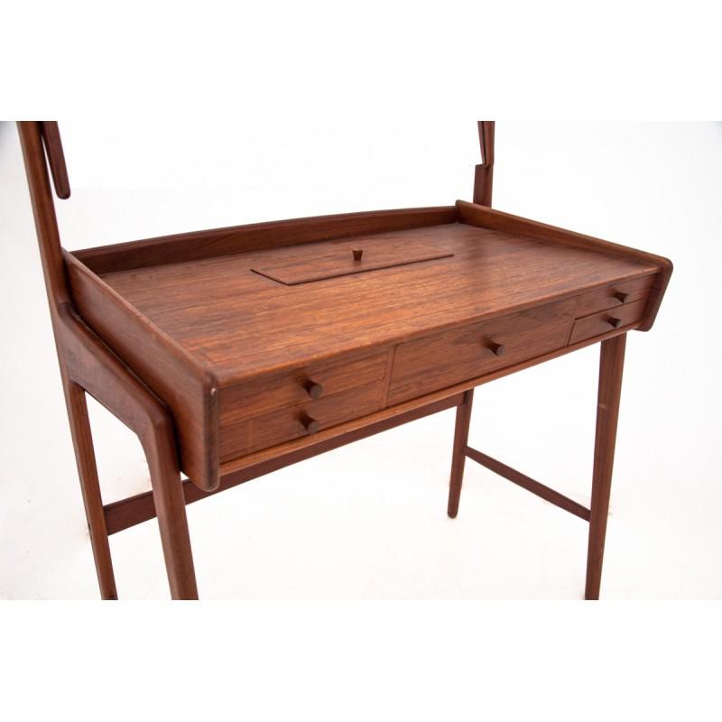 scandinavian vanity table
