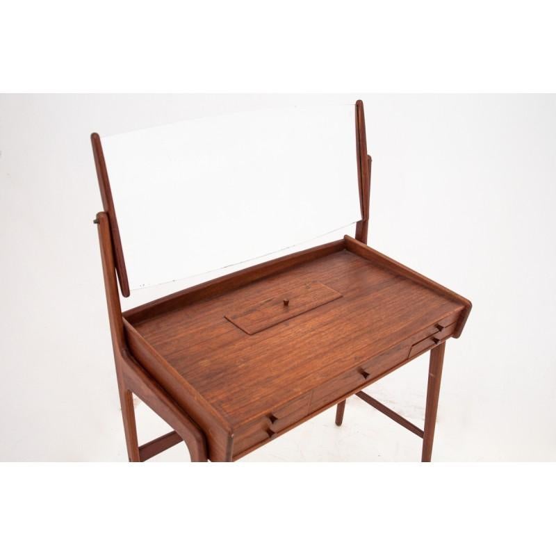scandinavian dressing table