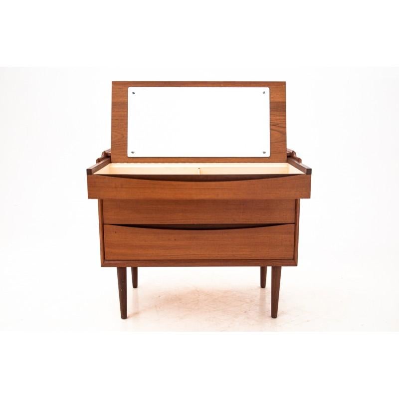 Rosewood vanity designed by Arne Vodder, one of the finest Danish modern furniture designers. 
Original mirror, Classic style typical to Arne Vodder drawers lines. 
Preserved in very good condition. After small renovation.