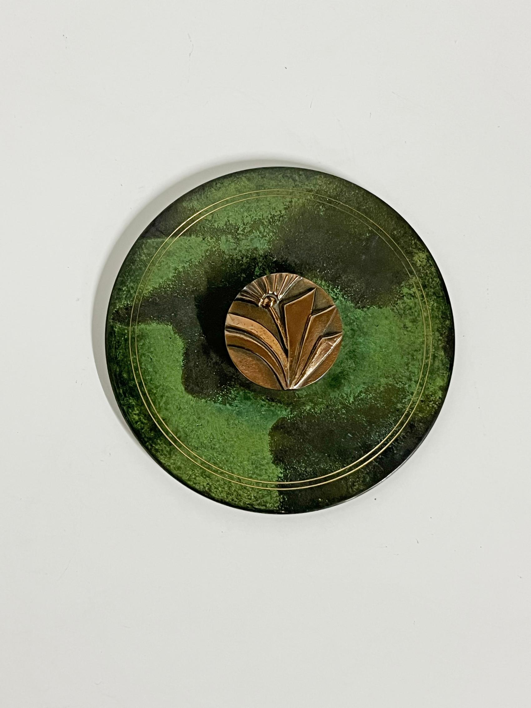 The Modern Scandinavian Vanity Mirror in Bronze and Brass, Sweden Ca 1940s.
Concepteur et fabricant inconnus.
Bon état vintage, usure et patine correspondant à l'âge et à l'utilisation.
Miroir original. Marques, rayures et imperfections. 
