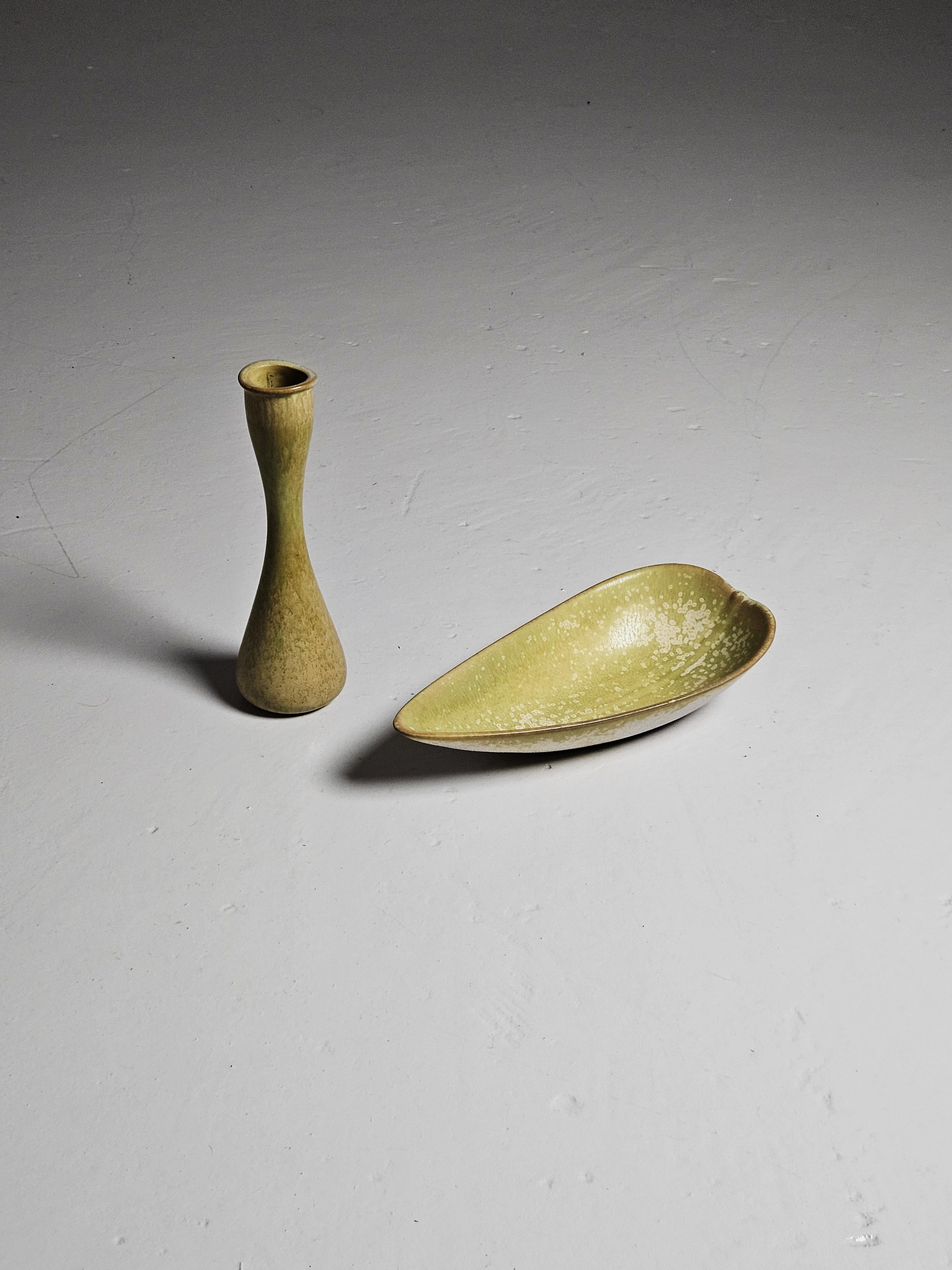 Schönes Set aus Vase und Schale von Gunnar Nylund, hergestellt von Rörstrand, Schweden, in den 1950er Jahren. 

Beide mit einer weichen grünen Glasur. Schale mit weißen Flecken. 

Abmessungen der Schale: Höhe: 6 cm (2,36 Zoll) Breite: 13,5 cm (5,31