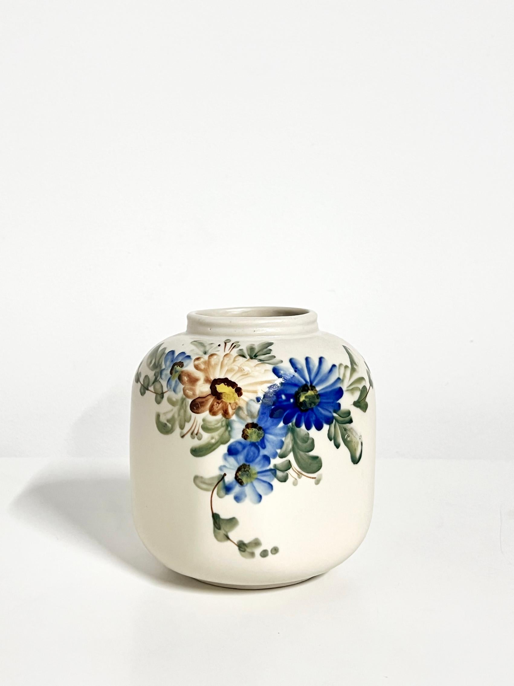 Vase The Modern Scandinavian, Arabie, Finlande 1932-49. 
Bon état vintage, usure et patine correspondant à l'âge et à l'utilisation. 
Signé avec la marque du fabricant.
Veuillez noter qu'il peut y avoir une légère différence de couleur entre la