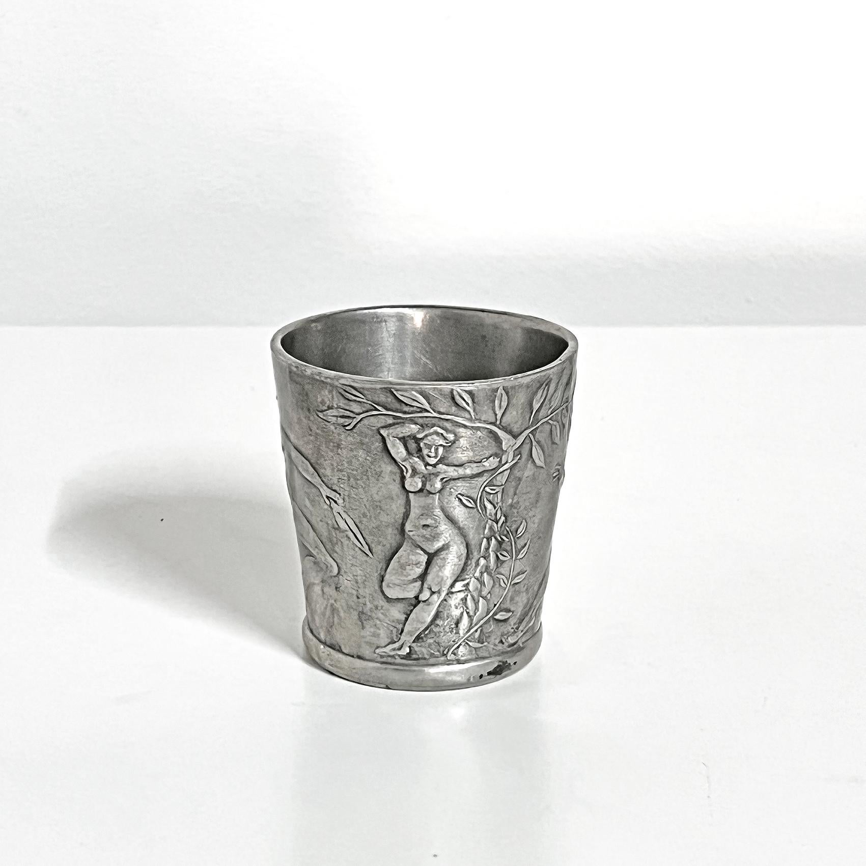 Raro vaso/tazza The Modern Scandinavian in peltro, Firma Svenskt Tenn -1929.
Firmato con marchio del produttore.
Buone condizioni vintage, usura e patina coerenti con l'età e l'uso. 
Patina di peltro, segni e graffi. 