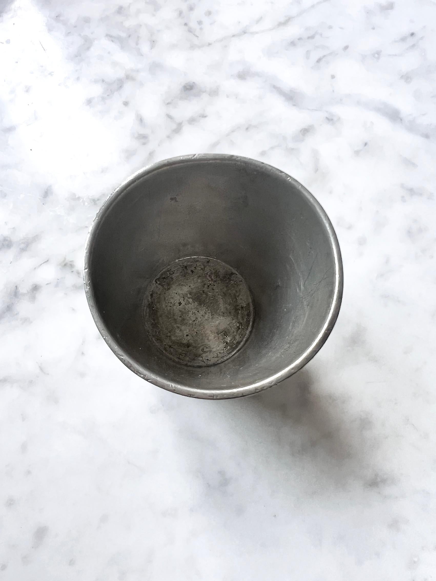 Vaso/tazza Scandinavian Modern in peltro, Firma Svenskt Tenn -1929 In condizioni buone in vendita a Örebro, SE