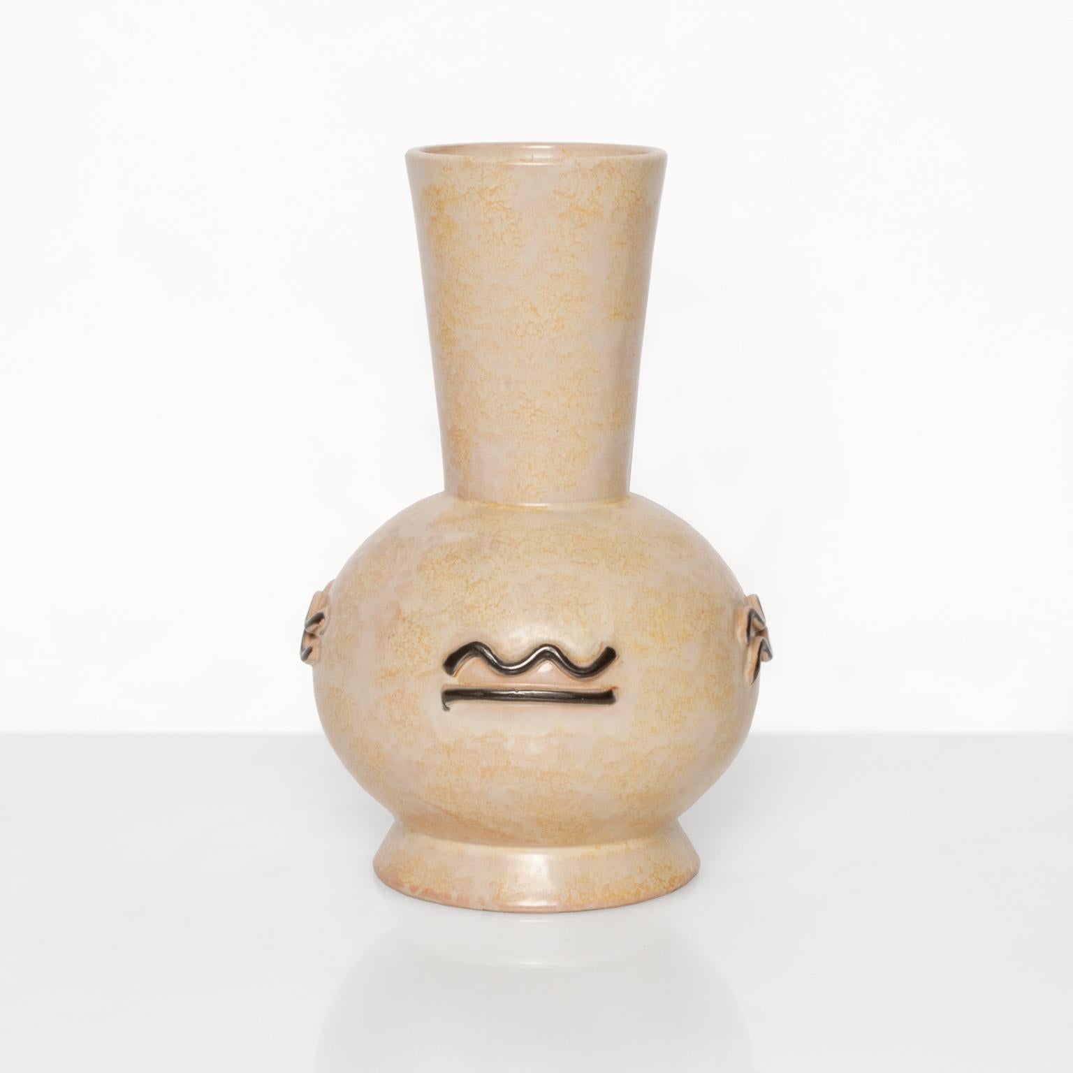 Skandinavisch-moderne, schwedische Art-déco-Vase mit gesprenkelter Glasur und erhabenem Dekor auf allen Seiten. Entworfen von dem Bildhauer Einar Luterkort für Upsala Ekeby,
 
Maße: Durchmesser 7