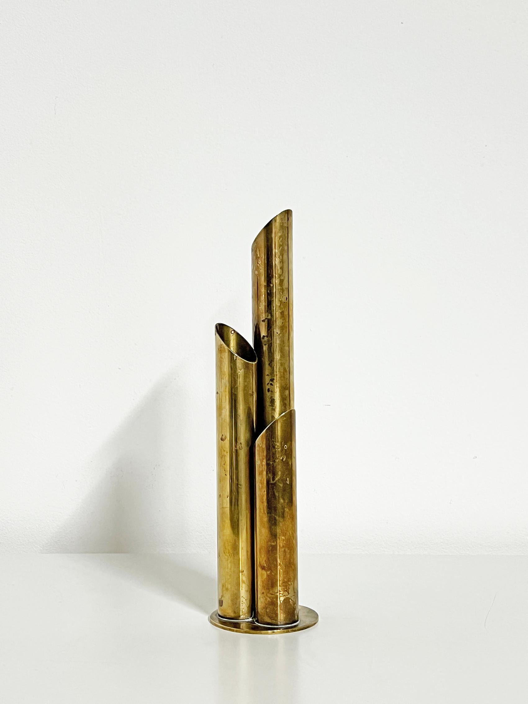 Raro vaso in ottone disegnato da Ivar Ålenius Björk. Prodotto da Ystad-Metall in Svezia, negli anni 1940-50.
Buone condizioni vintage, usura e patina coerenti con l'età e l'uso. 
Patina di ottone, segni, imperfezioni e graffi. 