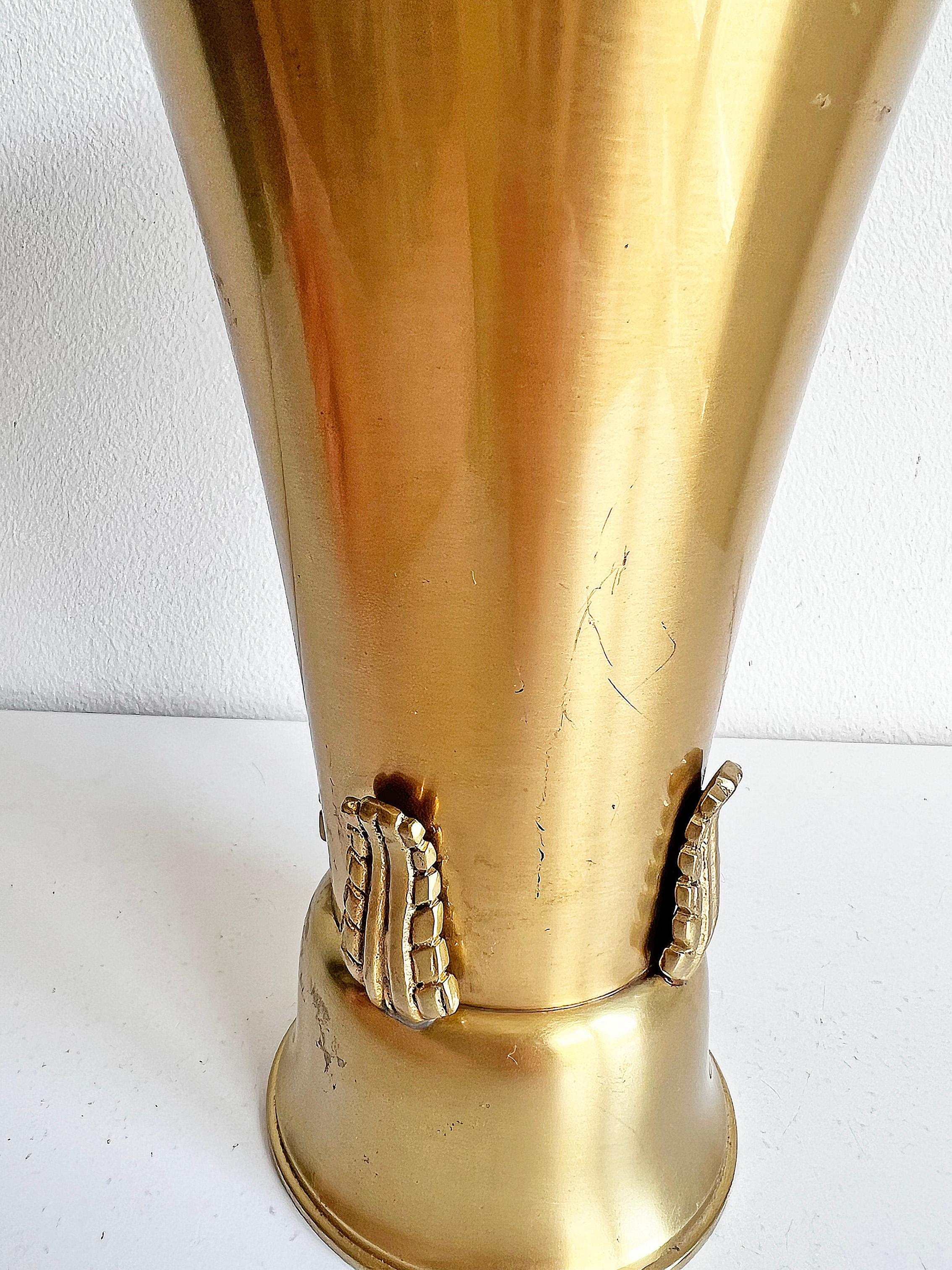 Vase moderne scandinave en laitonunga-Vasen de Ystad Metall, années 1940 en vente 3