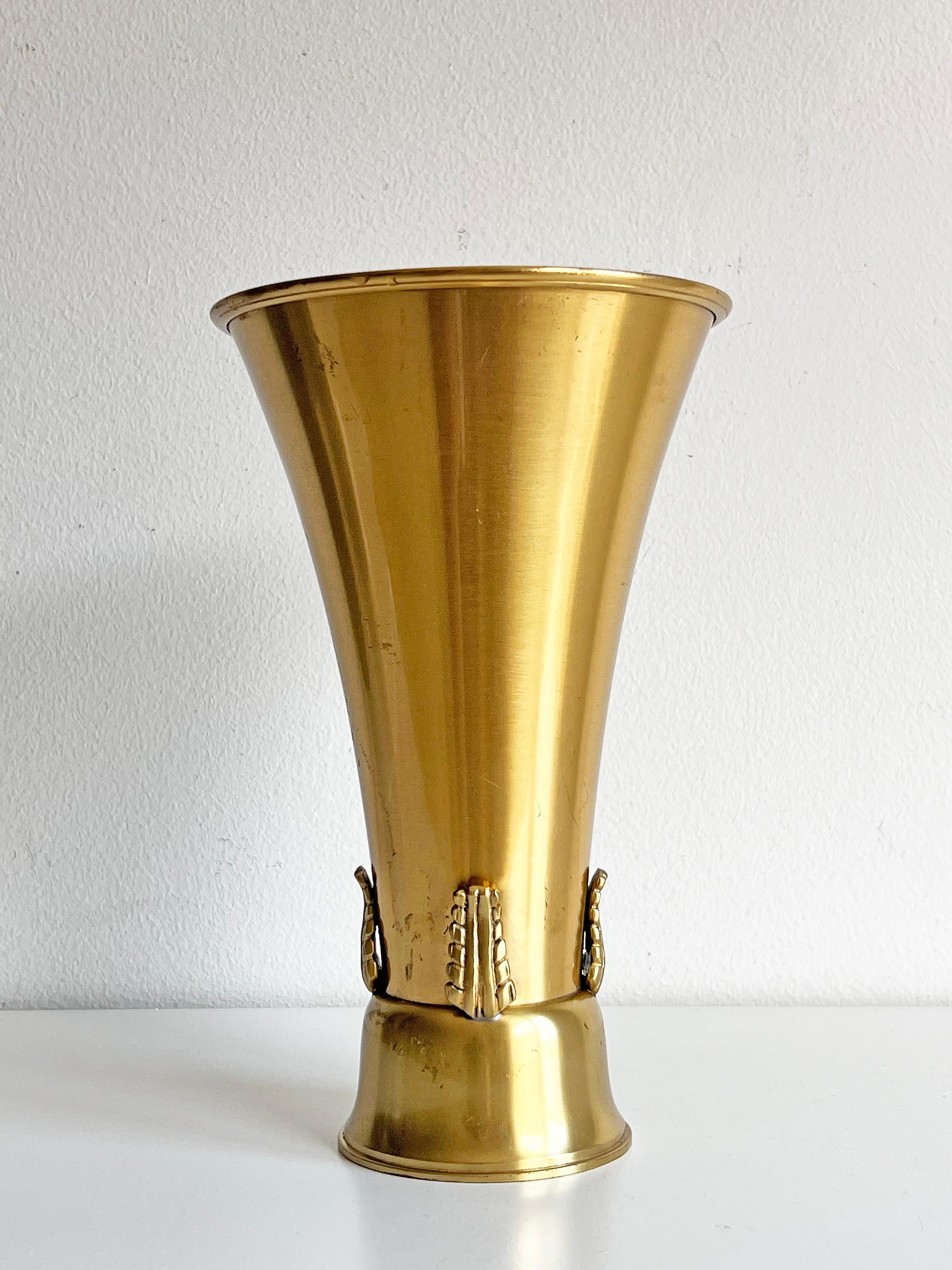 Scandinave moderne Vase moderne scandinave en laitonunga-Vasen de Ystad Metall, années 1940 en vente