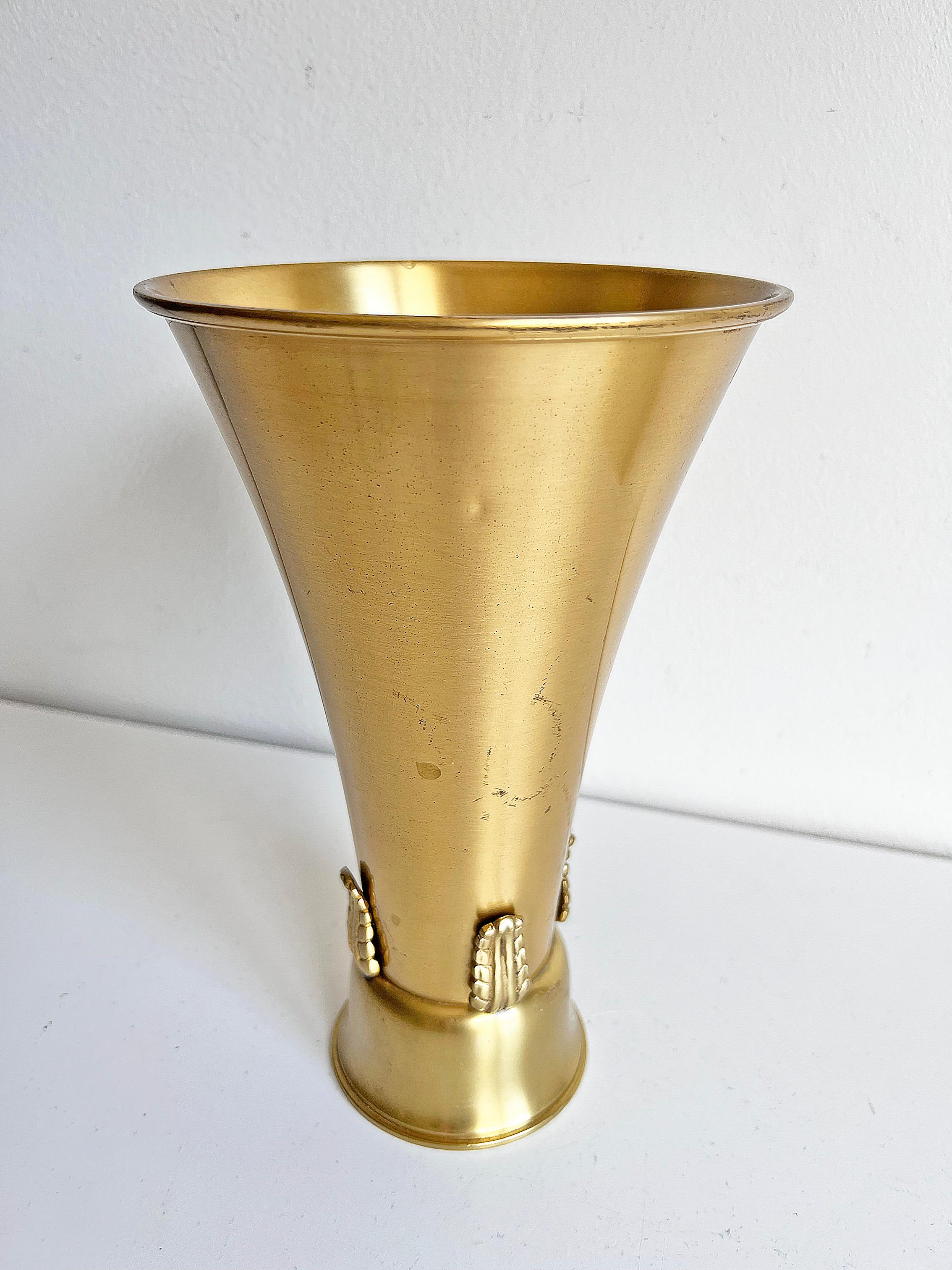 Vase moderne scandinave en laitonunga-Vasen de Ystad Metall, années 1940 en vente 1