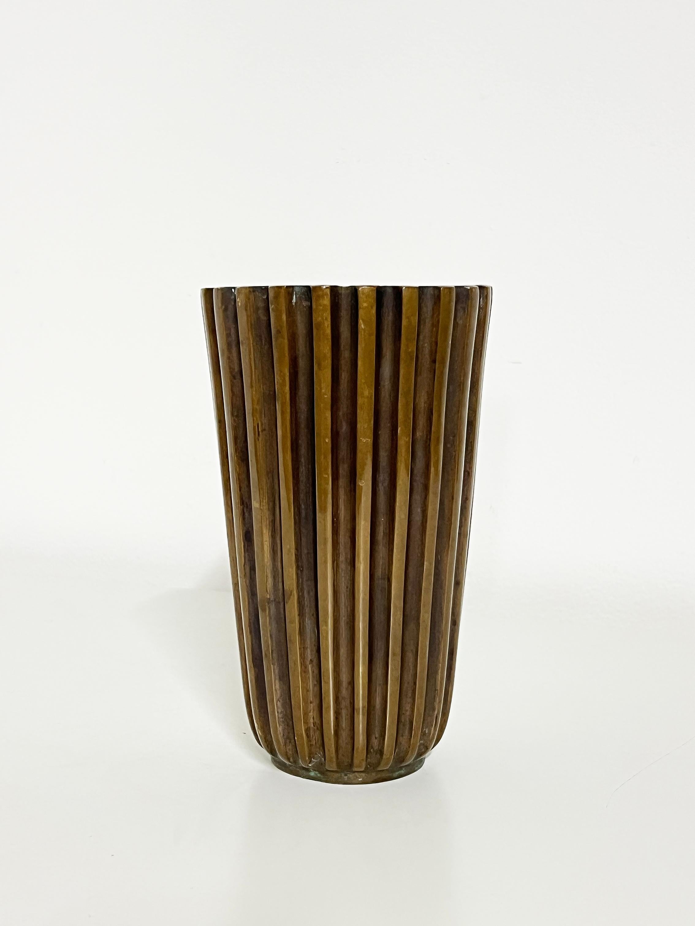 Bellissimo e raro vaso The Modern Scandinavian in bronzo, anonimo degli anni 1930-40 circa.
Usura e patina coerenti con l'età e l'uso. Graffi, segni e imperfezioni. Usura e patina all'interno del vaso, come si vede nelle immagini. 