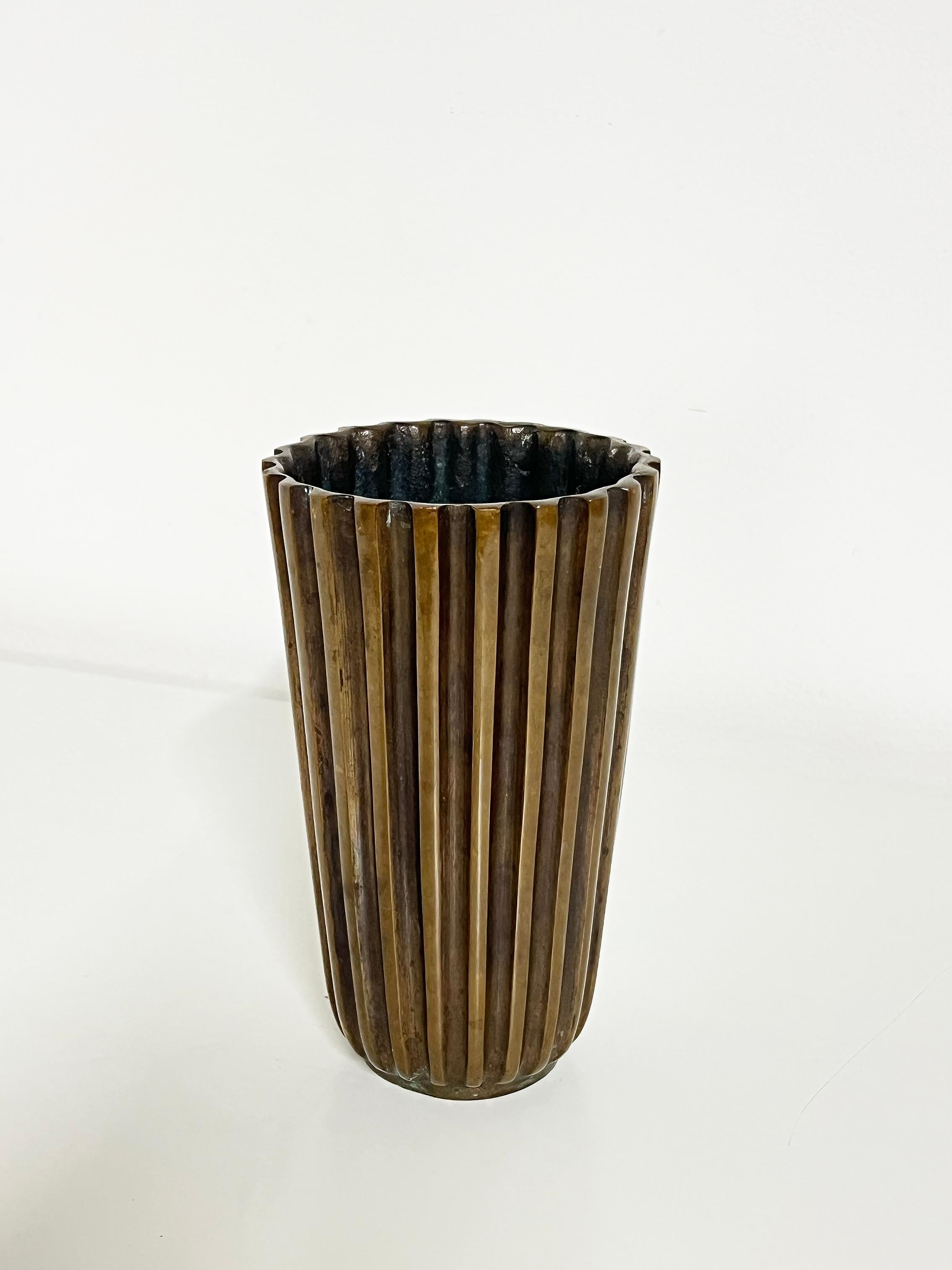 Scandinavo moderno Vaso moderno scandinavo in bronzo, Anonimo, 1930-40 anni circa in vendita
