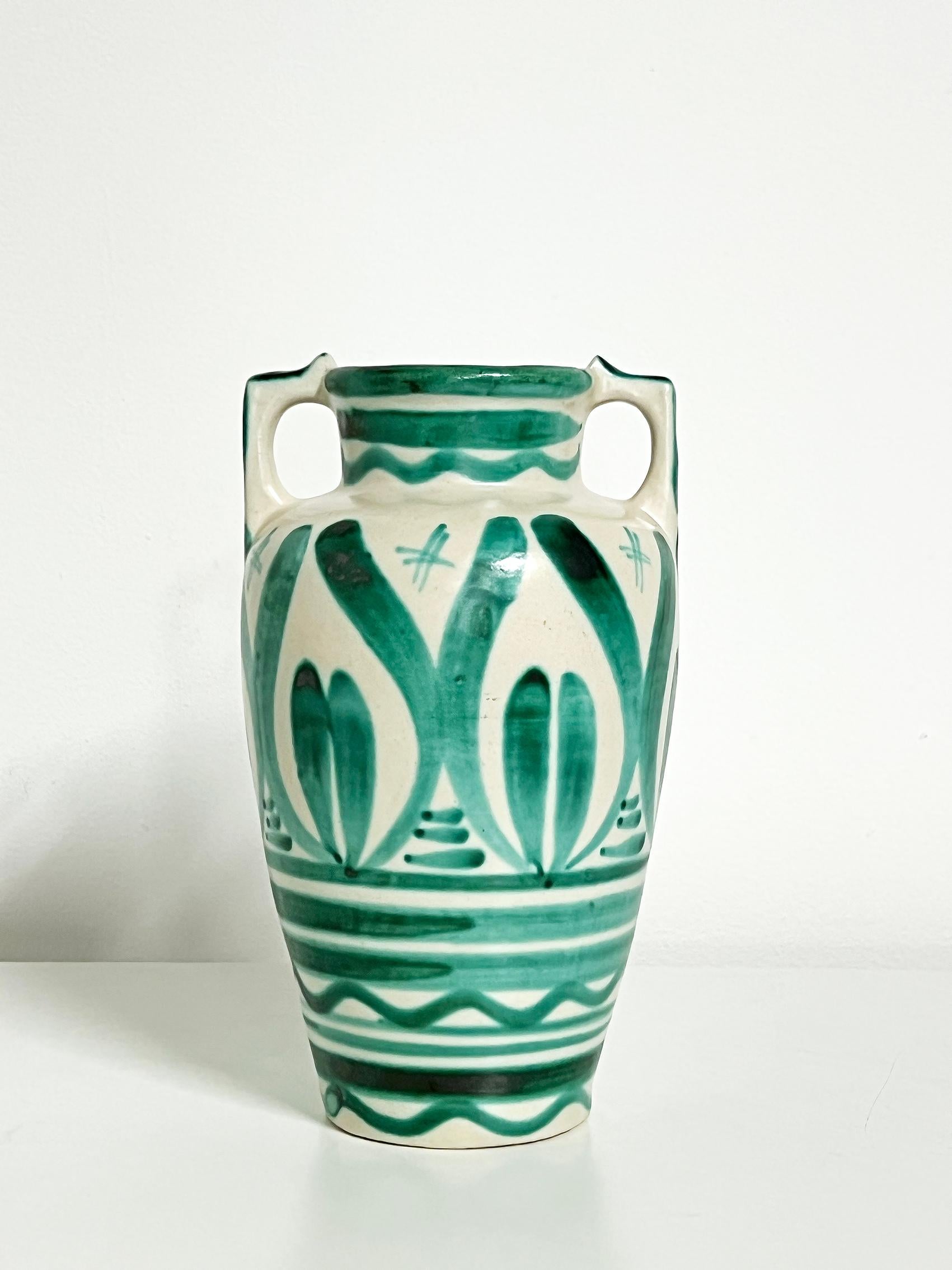 Scandinavian Modern vase, Kupittaan Savi Åbo, Finland ca 1940's.
Wear and patina consistent with age and use. Smaller chip, as seen on the last picture. 