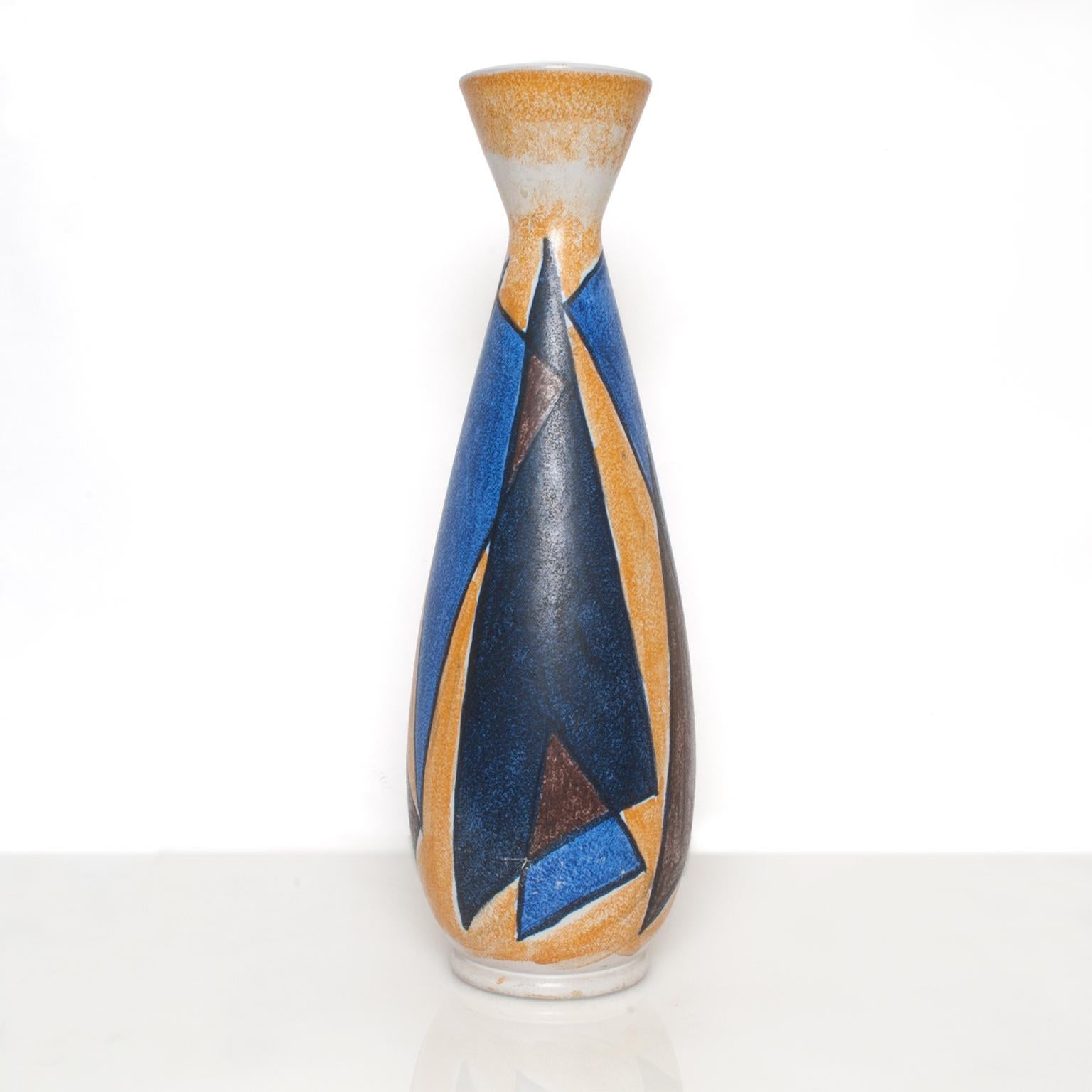 Large Scandinavian modern ceramic vase with abstract design by Mette Doller and form designed by Ivar Ericsson for Hoganas, Sweden. Measures: Height 20.5