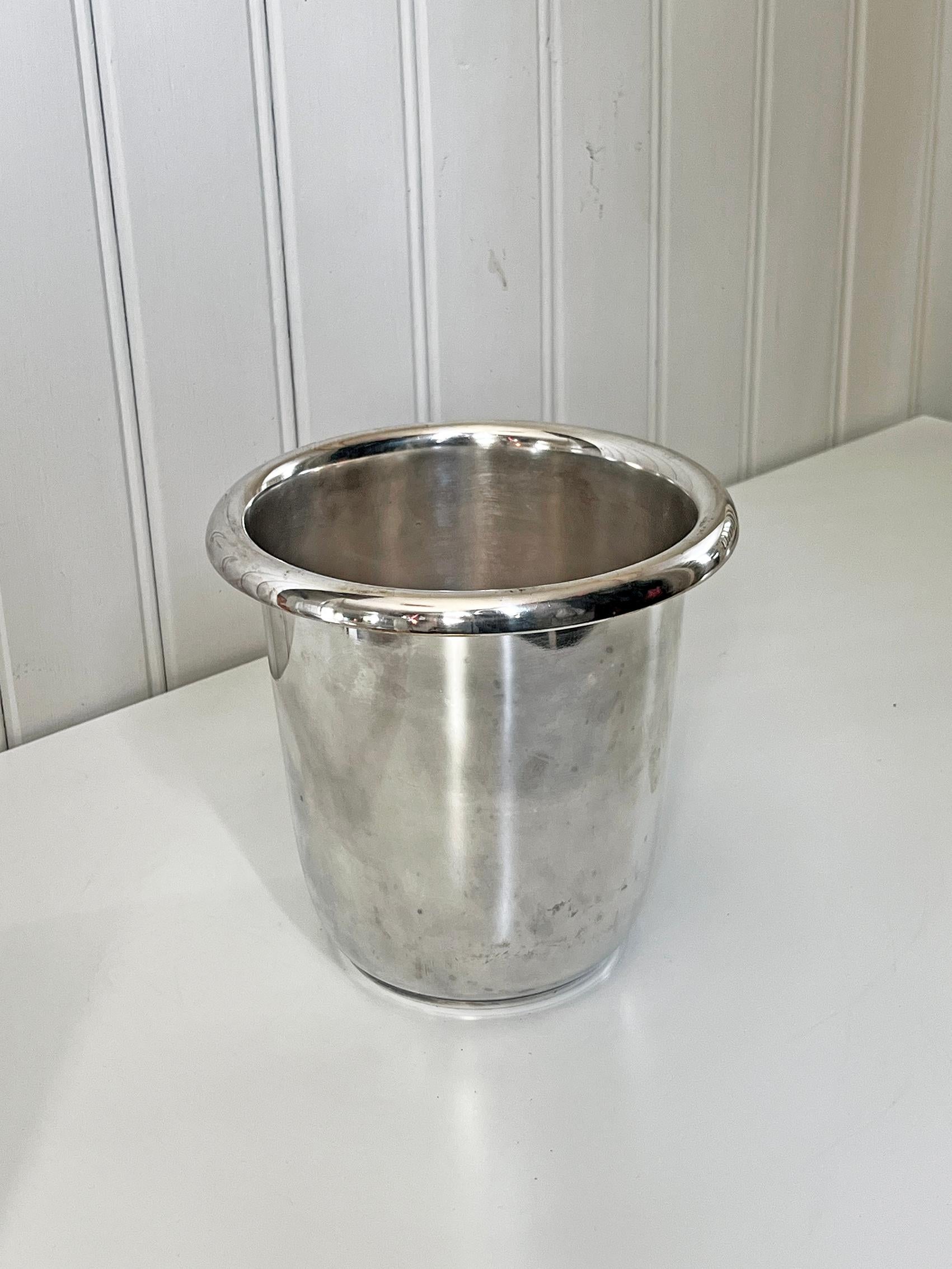 Rare scandinavian modern silver plated vine or champagne cooler from FAK ( Fabriksaktiebolaget Kronsilver) ca 1930-1940's. Signed with makers mark.
Wear and patina consistent with age and use. Marks, scratches. Smaller dents, as seen on the last