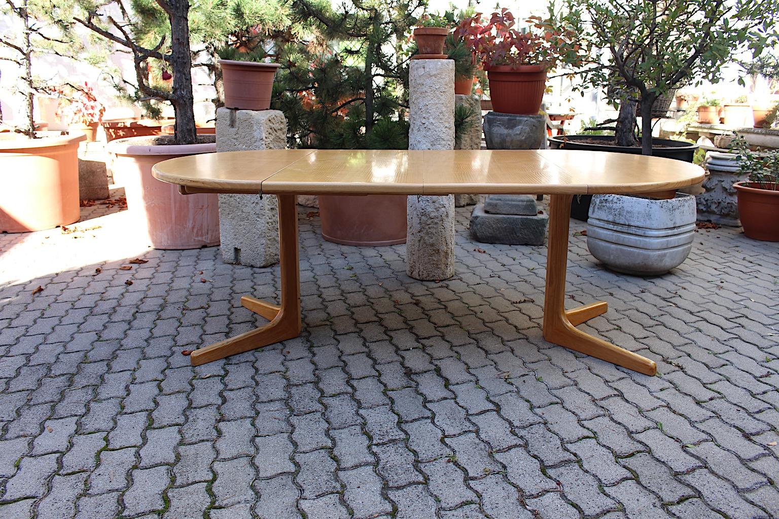 moeller round dining table
