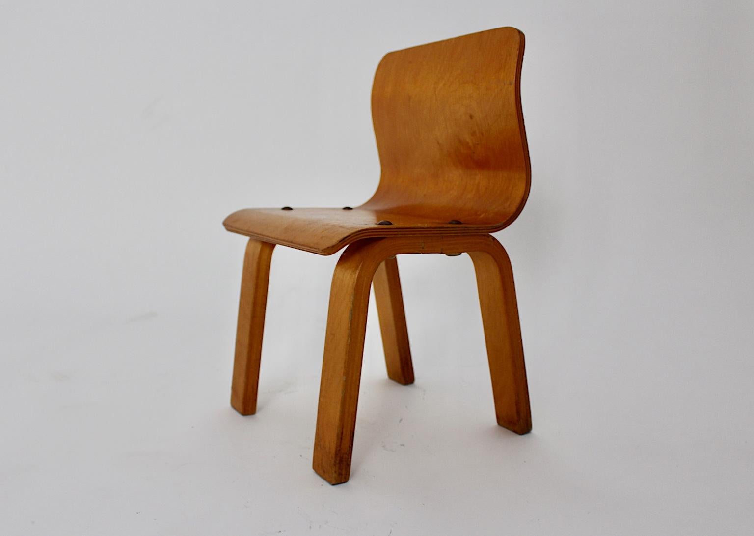 Scandinavian Modern Vintage Birch Plywood Children Chair, 1950s In Good Condition For Sale In Vienna, AT