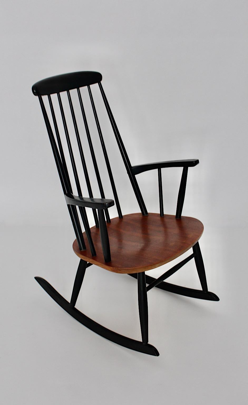 Finlandais Chaise à bascule moderne scandinave en bois noir et marron Ilmari Tapiovaara en vente