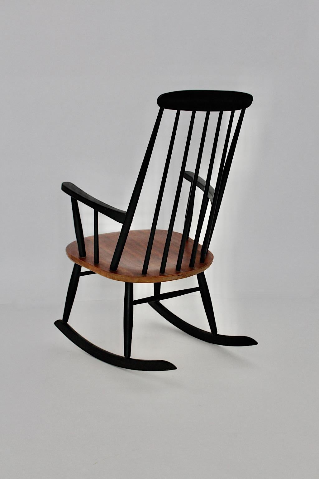 Chaise à bascule moderne scandinave en bois noir et marron Ilmari Tapiovaara Bon état - En vente à Vienna, AT